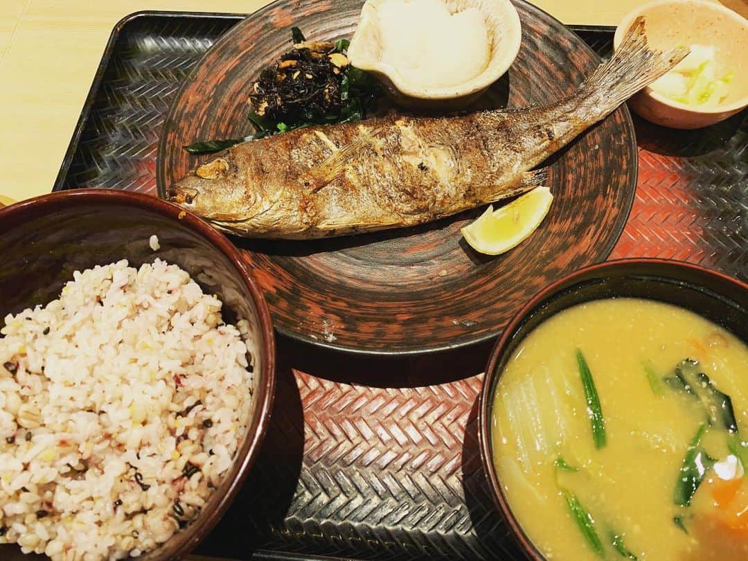 石井講祐のインスタグラム：「‪大戸屋でいさきの炭火焼き定食いただきました！‬ ‪五穀米、野菜たっぷり味噌汁でバランスもばっちり👍‬ ‪#大戸屋‬ ‪#食アススタイル‬」