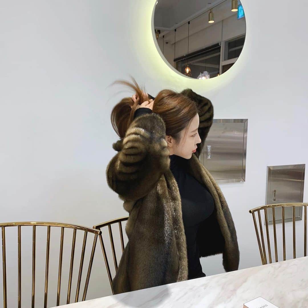 Choi Somiさんのインスタグラム写真 - (Choi SomiInstagram)「⠀⠀⠀⠀ #글랜더 #glander  1, 2번 온도 차이 무엇 3 언니 선물🖤」11月21日 20時58分 - cxxsomi