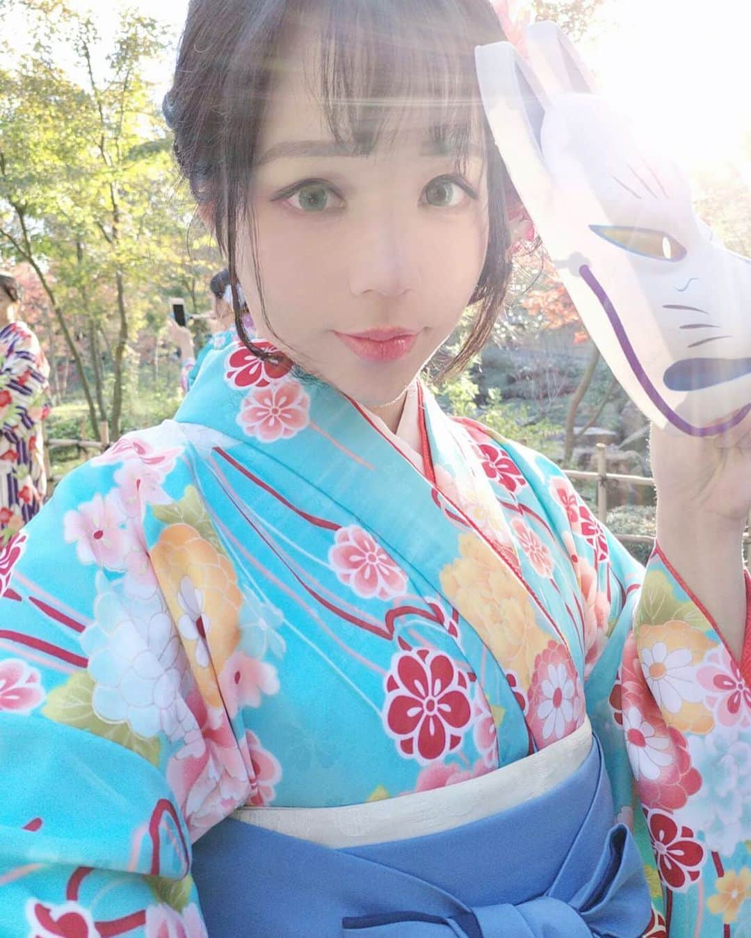 千尋のインスタグラム：「千尋去哪裡👋👋👋 這周末會出席11/23-24的高雄FFK活動喔🥰 好久沒有去高雄了！！非常期待跟大家見面 希望都可以來找千尋玩喔！！ 另外當天*消費滿200元*贈送生寫真1張 （cos的、私服⋯等）🥰🥰🥰 攤位👉🏻 D1攤位A05 D2攤位B21 販售物  多款海報（A3)$200 /張 拍立得（現場）$200/張 色色拍立得（拍好的）$300/張 普通拍立得（拍好的）$200/張  二連擊媽媽寫真書（有套組） $600 FGO 沖田總司寫真書 $600 （有套組） FGO 黑貞德泳裝寫真書 $600 FGO 尼祿Vol3 寫真書 $800 （有套組） 從零開始異世界生活 雷姆 寫真書 $600 （有套組） FGO 玉藻前 寫真書 $500 *套組內容請參考網站* https://reurl.cc/W4x617」