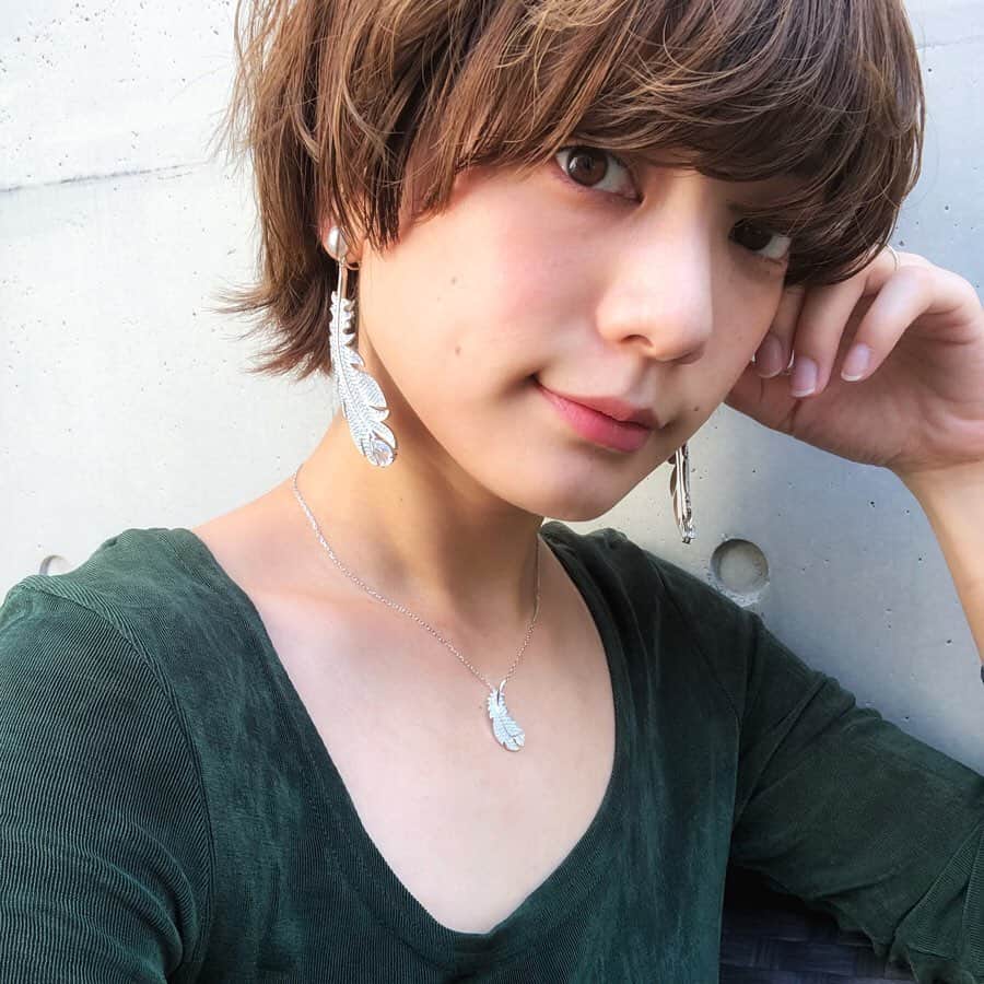 石川瑠利子のインスタグラム：「. . @swarovski 's Holiday Collection✨ Naughty or Nice🙆🏻‍♀️クリスマスの言い伝えからインスパイアされていて、私がつけているのは天使の羽だよ👼 使いやすくてシーンを選ばずコーデに取り入れられそう。 . . #スワロフスキージュエリー #Swarovski #SparkDelight」