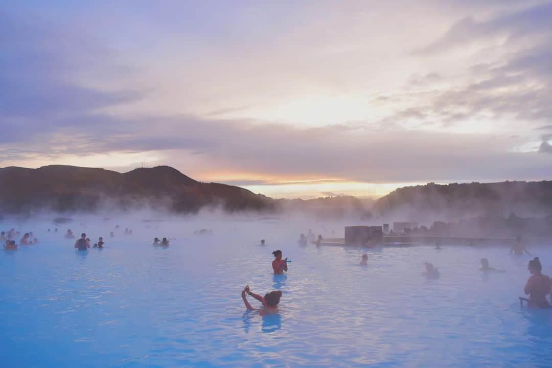 mikanoguchiのインスタグラム：「12.2018:  Blue Lagoon, Iceland🇮🇸 アイスランド、ブルーラグーン .  An amazing spa in the heart of the great nature of Iceland. Was such a dreamy place and I felt like I could stay there for ever!  I visited there on the first day of my travel in Iceland, which couldn't be any better 🌟 .  #bluelagoon#bluelagooniceland#icelandtravel#icelandnature #visiticeland#wheniniceland#guidetoiceland#discovericeland#travelphotography#world_bestnature#traveleurope#travelpics#nikonphoto#旅スタグラム#アイスランド#ブルーラグーン#アイスランド旅行#ニコン倶楽部#たびノグ」
