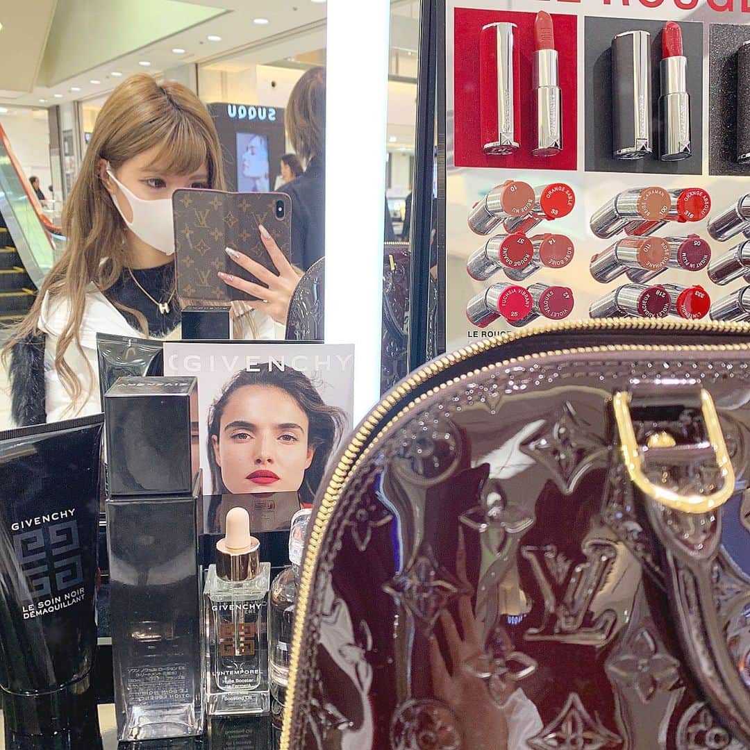 アンジェリカのインスタグラム：「‪‪❤︎‬‪‪❤︎‬ GIVENCHYでかわちい グロスげっちゅした💋 ❤︎❤︎ . #givenchy #lip #グロス」