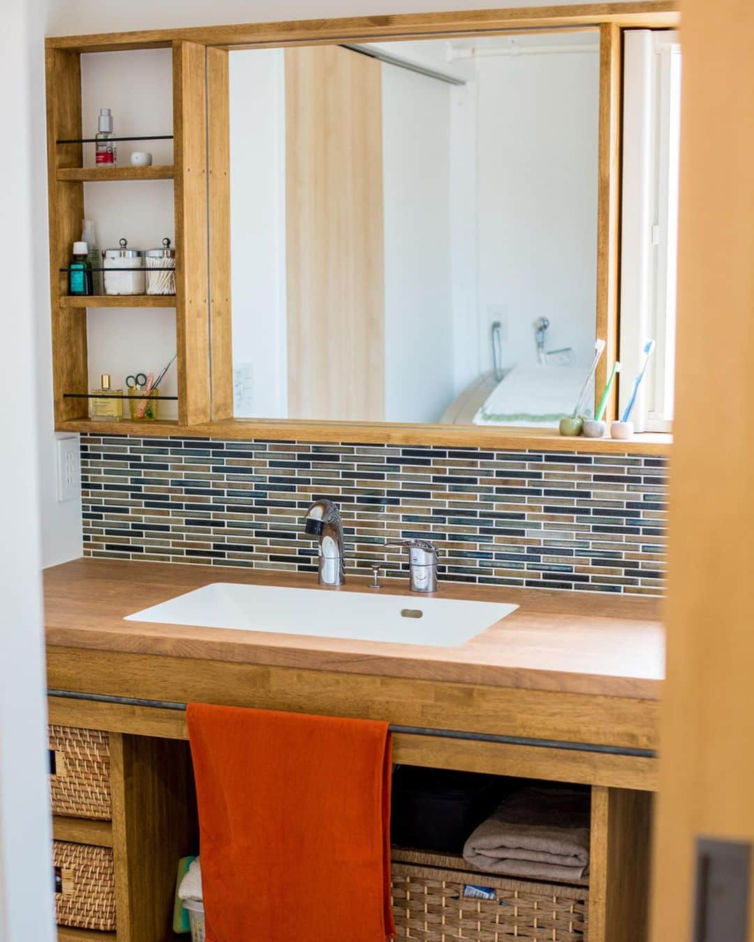 ルポハウス一級建築士事務所さんのインスタグラム写真 - (ルポハウス一級建築士事務所Instagram)「・ ・ ・ 華やかな存在感のアートタイル。 ・ 木目やアイアンとの相性もぴったりの造作洗面台です。 ・ ・ ・ 𓐌𓐌𓐌𓐌𓐌𓐌𓐌𓐌𓐌𓐌𓐌𓐌𓐌𓐌𓐌𓐌𓐌𓐌  ルポハウスの施工事例はこちらまで☞ @reposhouse  𓐌𓐌𓐌𓐌𓐌𓐌𓐌𓐌𓐌𓐌𓐌𓐌𓐌𓐌𓐌𓐌𓐌𓐌 #ルポハウス は#ちょっとかっこいい家 を"友人のために" という思いでつくっています。 一生に一度の#マイホーム。 「あなたにしかできない」×「ルポハウスだからできる」で、 私たちだけの#家づくり を思いっきり楽しんでみませんか？！ ・ ・ ・ #住宅 #注文住宅 #新築一戸建て #シンプルな暮らし #デザイナーズ住宅  #一級建築士事務所 #設計事務所 #design #simple #滋賀県大津市 #滋賀県草津市 #滋賀県栗東市 #パヴォーネ #名古屋モザイクタイル #造作洗面台 #洗面台インテリア」11月21日 21時01分 - reposhouse