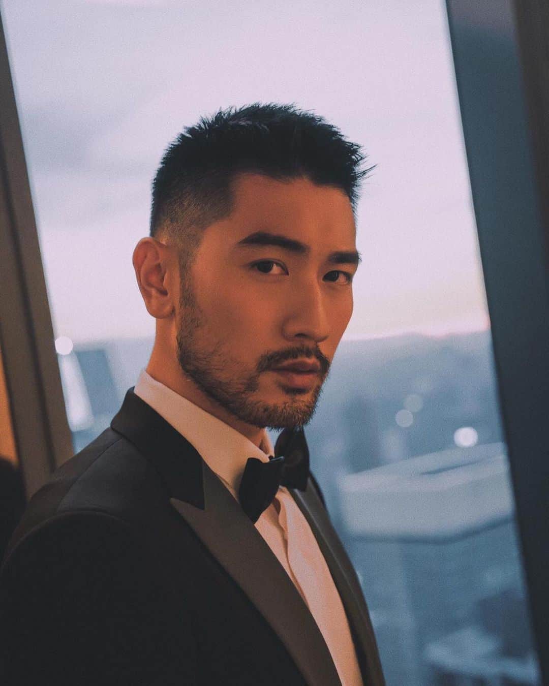 ゴッドフリー・ガオのインスタグラム：「🥂Pre-Gala outfit snap without flash 📷For the complete video follow my IGTV 📺 #yoyuulab #marinedrive360tux #illuminateyournight #limitededition」