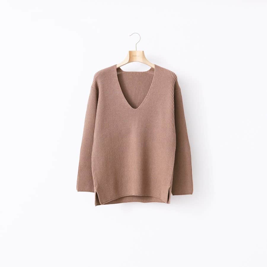 EDIFICEさんのインスタグラム写真 - (EDIFICEInstagram)「【EXTRA FINE MERINO MIX アゼ Vネックプルオーバー】﻿ ﻿ 高級素材として知られる「エクストラファインメリノウール」を用いたEDIFICEオリジナルのVネックになって登場。﻿ ﻿ EXTRA FINE MERINO WOOLに少しナイロンをプラスしハリを出すことで、ウールの艶やかな光沢と良質な肌触りでありながら、畔の畝をしっかりと表現しています。﻿ ﻿ EDIFICEらしく上品でありながら、今の時代感に沿ったリラックス感あるシルエット。﻿ ﻿ カラーリングはナチュラルなベージュやカーキなどトレンドにも沿っており、単独での着用はもちろん、コートのインナーとしても映える活躍間違いなしの一品に仕上がりました。﻿ ﻿ ﻿ ﻿ ﻿ Knit : 【EDIFICE】¥16,000+tax﻿ ﻿ ﻿ ﻿ ﻿ ﻿ ﻿ ﻿ ﻿ #edifice #knit #extrafinewool #merinowool #vneckknit #knitting #mensknit #menswear #mensstyle #mensfashion #pullover #widesilhouette #oversizeknit #edificeorhginal #エディフィス #エディフィスオリジナル #vネックニット #エクストラファインメリノ #オーバーサイズ #メンズニット」11月21日 21時04分 - edifice.jp