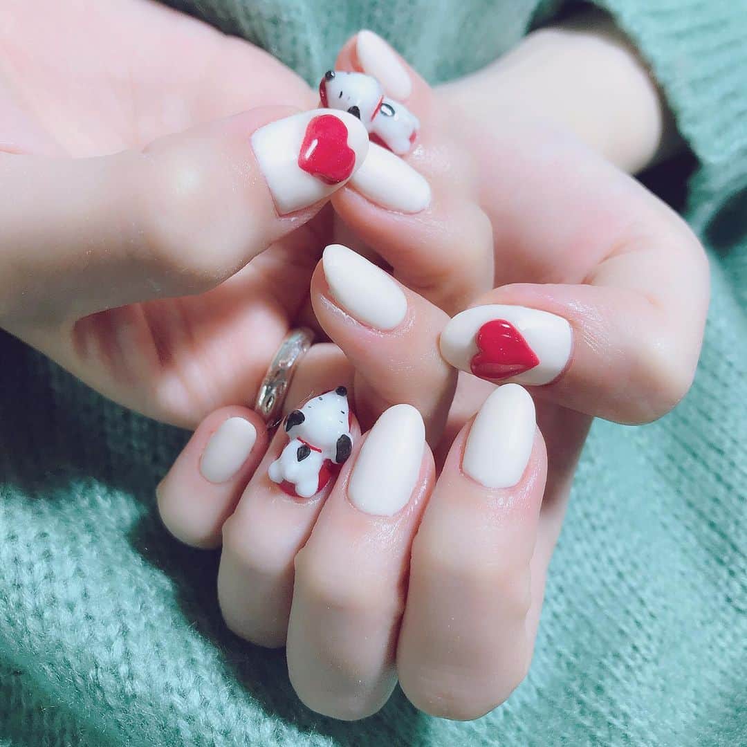 なかやまちえこのインスタグラム：「寝そべりスヌーピー🐶 #nail #nails #nailart #ネイル #美甲 #ネイルアート  #clou #nagel #ongle #ongles #unghia #japanesenailart #manucure #네일 #젤네일 #네일아트 #네일리스트 #japanesenails #manicurist #gelnails #أظافر #スヌーピーネイル #snoopynails #寝そべりスヌーピー #古関れん ちゃん」