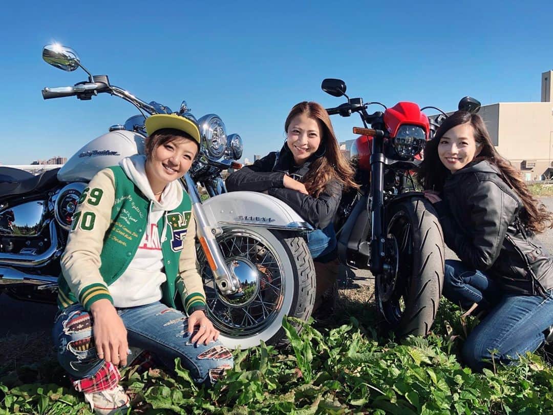 のインスタグラム：「WITH HARLEY(ウィズハーレー) 2号目の撮影✨  爽やかな晴天に恵まれ春のような撮影が出来ました🤗 昨日まで新潟に居たから暖かく感じたくらい。  今回はお馴染み真矢ちゃん @smile_mayaya と初登場インスタグラマーのルリコちゃん @ruriko_675 と撮影でした🧡  12月27日発売！お楽しみに！ . . . #WITHHARLEY #ウィズハーレー #harleydavidson  #ハーレーダビットソン #mortarcyclemagazine #harleydavidsonmagazine #ハーレー女子 #バイク女子 #女性ライダー #インスタグラマー #youtuber #BUCO #KADOYA #rossostylelab #ママライダー #motomam」