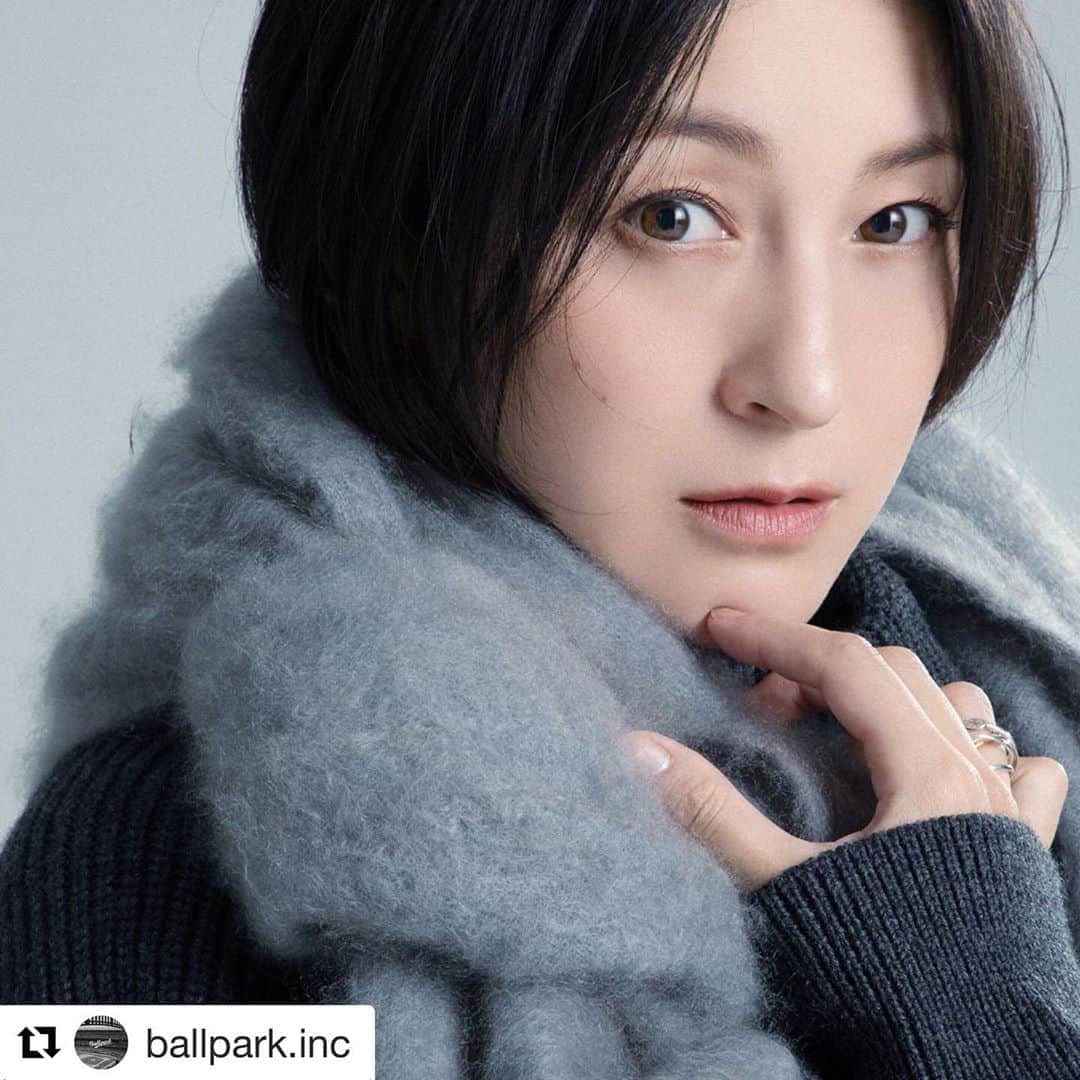 亀恭子のインスタグラム：「Repost その② . . . 発売中の @domani_official にて。 グレーの企画で 広末さんとご一緒してます。 是非見て下さい❤︎ . . #Repost @ballpark.inc with @get_repost ・・・ Domani  Model Ryoko Ｈirosue Photo @ballpark.inc  Stylig @kame_kyo  Ｈair Make Keiko Yamashita  #domani#広末涼子 #演技力が凄い #photographer  #yujitakeuchi」