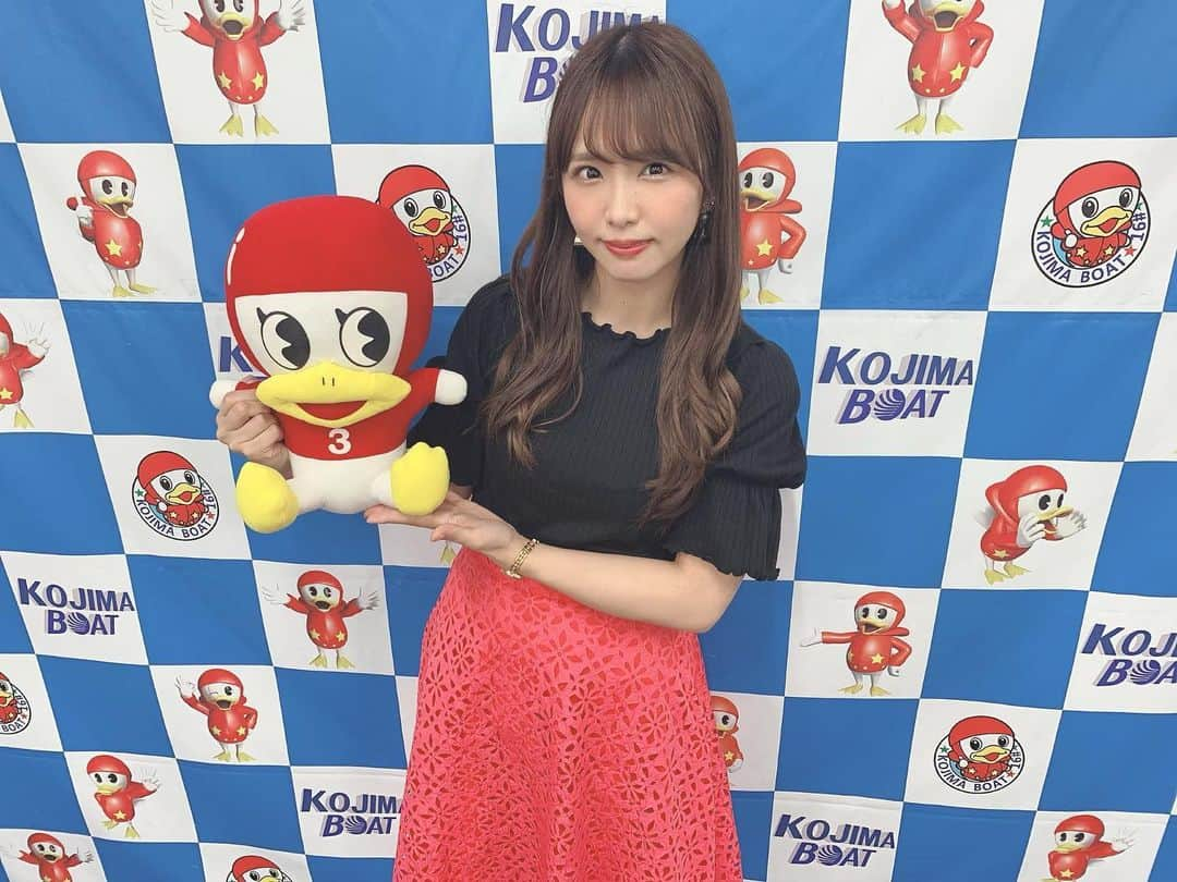 松村香織のインスタグラム：「ボートレース児島🚤 イベント楽しかったな～  なんかこの時髪の毛長い🤨  ୨୧┈┈┈┈┈┈┈┈┈┈┈┈┈┈┈୨୧  11月23日(土)タワーレコード栄店  出口陽さんの新曲『ビロードの記憶』 リリースイベントにゲスト出演します🎵  16時～/18時30分～  観覧フリーとなっているので ぜひ来てくださいね 🥰  ୨୧┈┈┈┈┈┈┈┈┈┈┈┈┈┈┈୨୧  番組情報  11月24日（日） 日本テレビ『リアル無理ゲー。』 13時15分～放送🥳  100万円をかけて勝負してきたので ぜひ観てくださいねっ🥺  TVなんて滅多にないから宜しくです🤣  ୨୧┈┈┈┈┈┈┈┈┈┈┈┈┈┈┈୨୧  12月7日(土) 佐倉絆ちゃん @kizunasakura 　と 合同イベントです✨  キング観光サウザンド津店13時半頃～  キコーナ京都向日町店18時頃～  ୨୧┈┈┈┈┈┈┈┈┈┈┈┈┈┈┈୨୧  #ボートレース児島 #followｍe」