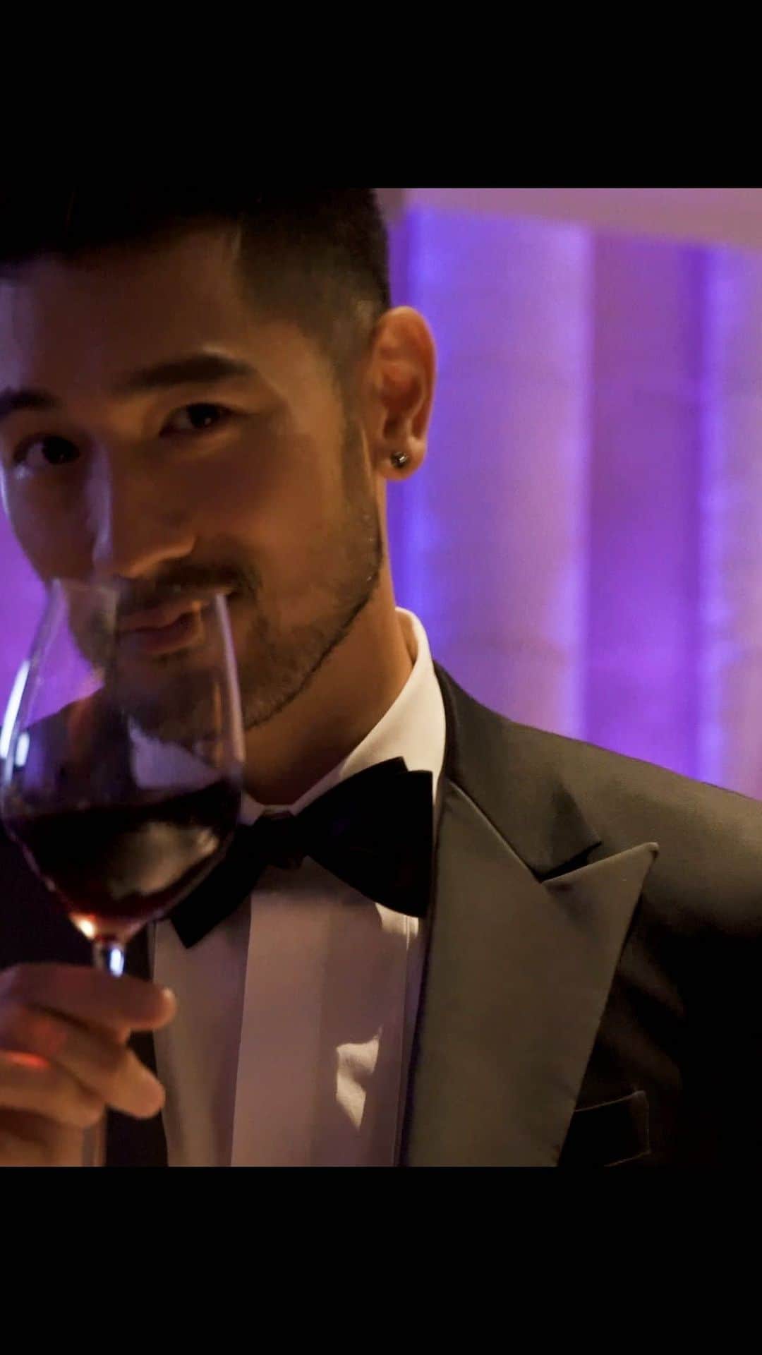 ゴッドフリー・ガオのインスタグラム：「Spotlight Charity Dinner Gala with 🍷: @castigliondelbosco 🎥: @drewcjc 🤵🏻: @yoyuu.lab」