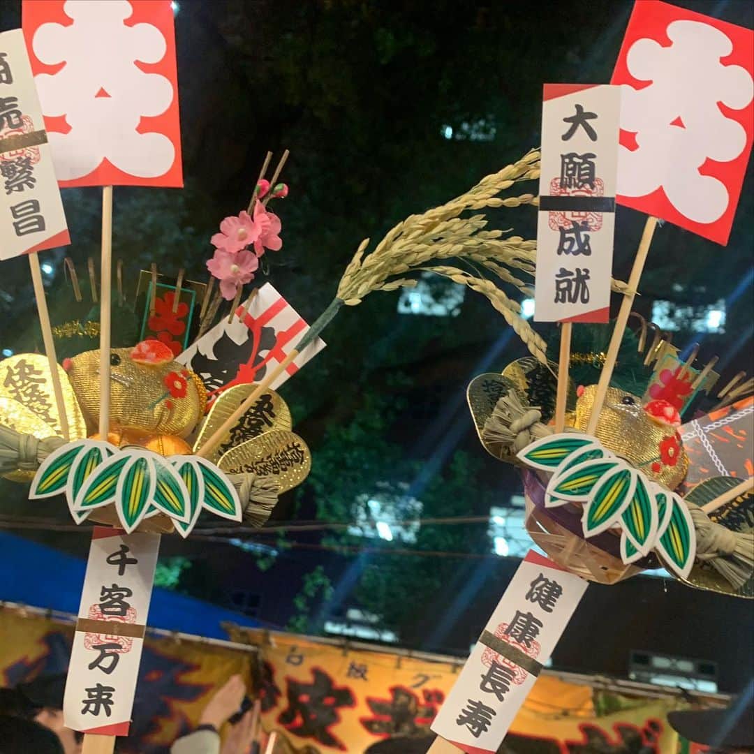浜口順子さんのインスタグラム写真 - (浜口順子Instagram)「毎年恒例の　#新宿花園神社 の #酉の市　へ❣️ 一の酉の日にちを勘違いしてしまい 二の酉へ。 今度こそやってるよね…⁉️と ドキドキしながら。 今回は二の酉までしかやっていないからなのか❓ とにかくすんごい人でした😶 あちこちで縁起の良い拍子木と掛け声に福をお裾分けしてもらったような、ハッピーな気持ちになりました。 毎年縁起物を購入しますが 控えめに控えめに…小さめのを。 今年は熊手にしました。 来年の干支ねずみさんがギラギラしたやつです。 去年は置き型の弁財天様でした。 どの縁起物にするか迷った〜❣️ 熊手さん、 たくさんの福とお仕事と願い事を集めておくれやす🙏  #花園神社 #二の酉 #神社 #japanese #japan #伝統 #縁起物」11月21日 21時18分 - hamaguchijunko