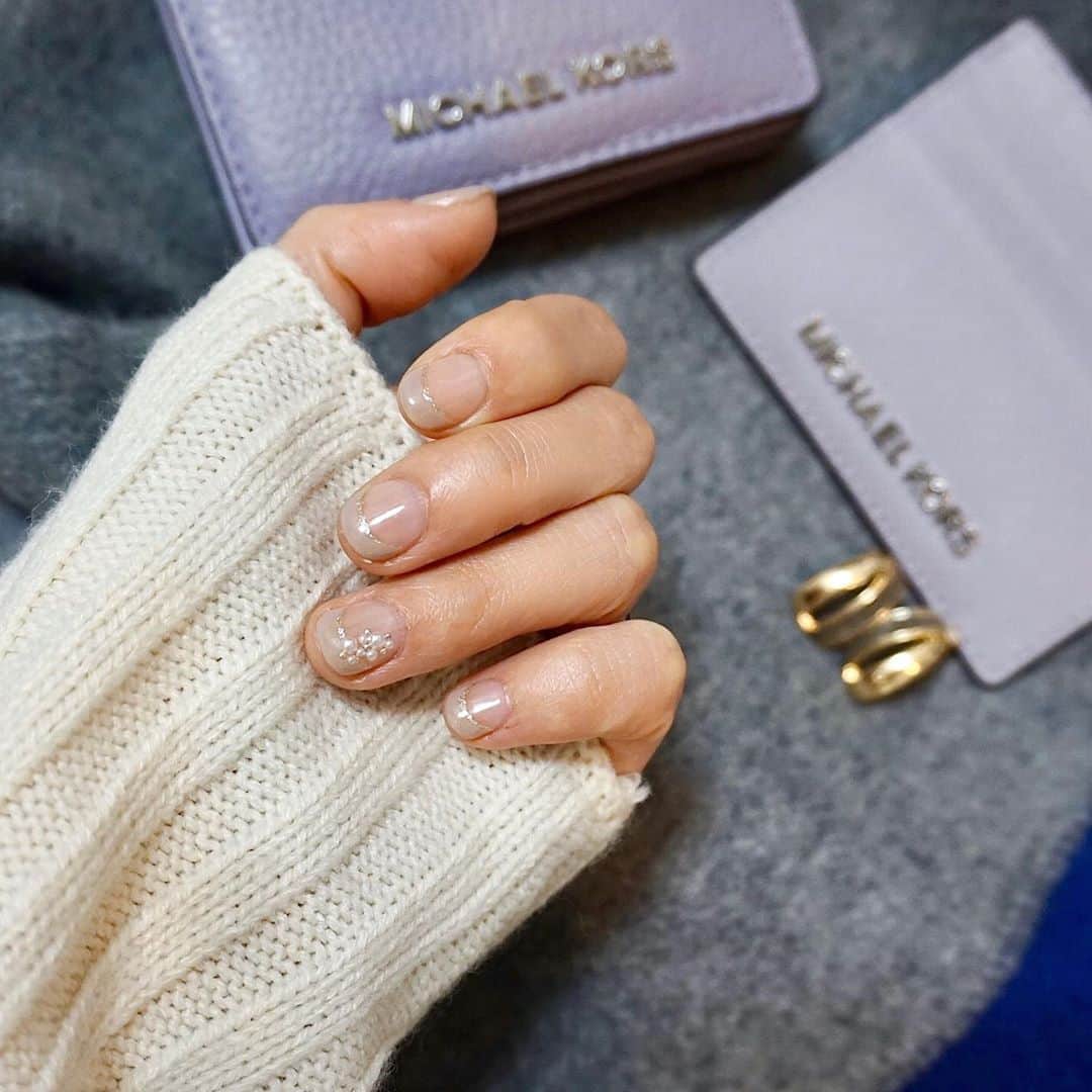 花岡維生のインスタグラム：「new nail💅✨ @norahairsalon の @miho_maeda23 さんにネイルをしていただきました☺️💓 オフィスもOKなグレージュのフレンチは、くすみカラーで肌なじみも🙆‍♀️ 大人っぽくて品があってお気に入りです🥰 爪に優しいカルジェルを使っていて、ケアを丁寧にしっかりしてくださるので、綺麗なネイルが長持ち♡ ぐんとオシャレ度がアップするニュアンスネイルもおすすめです😚🧡 なんといっても、ヘアメンテ中に同時にネイルもしてもらえて、わざわざ通わなくていいのが嬉しい😭💕 #nails #nail #naildesign #ネイル #ネイルデザイン #大人ネイル #オフィスネイル #くすみカラー」