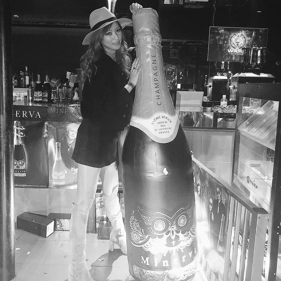 長谷川唯のインスタグラム：「・ ・ 　@minerva_japan 新発売のpartyへお招き頂いたので行ってきたよ🥂✨おめでとうございます❤︎ ・ ・ シャンパンを美味しく頂き楽しかった夜でした♡♡ ・ ・ party行ってLiveへ行って充実した1日だったな〜😌🙏🏻✨今日も皆さんお疲れさまでした♡ ・ ・ #champagne🍾 #ミネルヴァ #party #レペゼン地球 #happytime #me #love #instagood」
