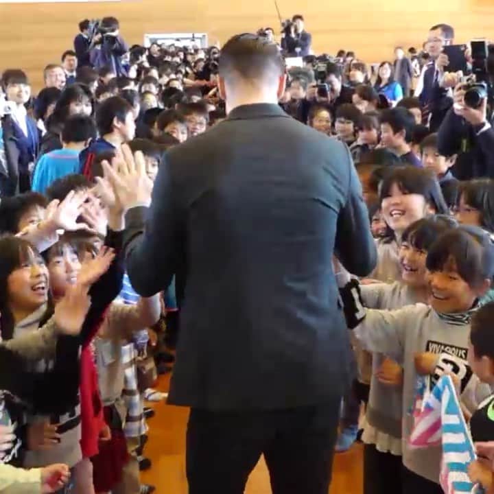 フェルナンド・トーレスのインスタグラム：「Happy to see again the kids from Ōmachi laughing after the heavy floods / Feliz por ver otra vez la sonrisa de estos niños que sufrieron las inundaciones de Ōmachi」