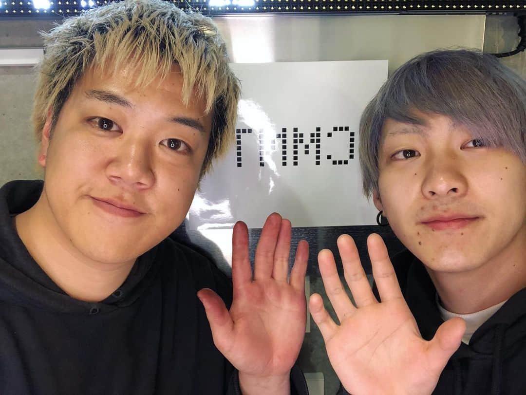Ayata（あやたーん）のインスタグラム：「最近伸びに伸びた髪の毛を伶くんに切っていただきましたよ！ いつもの安定のクオリティでありがたやありがたや☺️☺️ ワンマンもスッキリした髪で臨みますぞ💪」