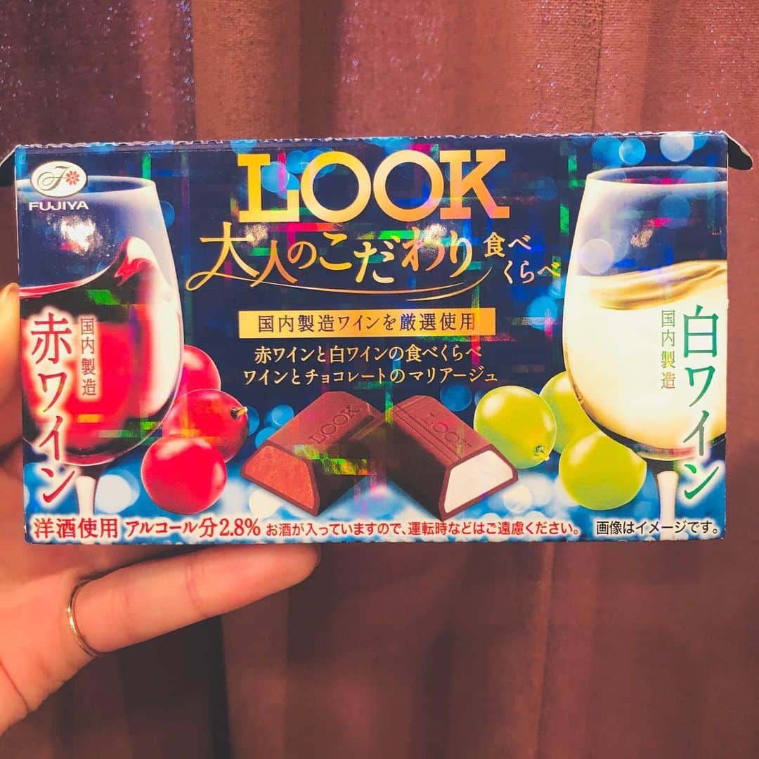 上野優華さんのインスタグラム写真 - (上野優華Instagram)「今日はボジョレーヌーボー解禁ですね🍷 お酒好きな私にはとっては待ちわびた日でした笑笑 が、夜まで我慢できず ラジオOA前にスタッフのみんなでいただいたチョコ！！！ 私は赤のほうが好きだったなぁ🥰 大人しか食べられないチョコですよ…最高…。 大人になってよかった。  #ボジョレーヌーボー #ボジョレー #ボージョレーヌーヴォー #ボジョレーヌーボー2019  #解禁 #嬉しい #チョコ #チョコレート #chocolate #ルック #LOOK #ワイン #赤ワイン #白ワイン #wine #食べ比べ #大人 #大人になってよかった #ラジオ #Radio #bayfm #美味しい #甘党 #スイーツ #お酒女子 #お酒好き #ワイン好き」11月21日 21時34分 - yuukaueno0205