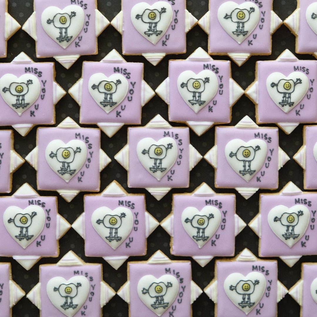 KUNIKAのインスタグラム：「Special egg kun cookies for @missyou_uk by  @yurina_lily 💜💜💜﻿ ﻿ Yurinaちゃんのエキシビションは渋谷のカエルムギャラリーで24日まで❤︎﻿ かわいいクッキー作らせてくれてありがとう〜🥰💜﻿ ﻿ ﻿ ﻿ #missyou_uk #sugarcookies #decoratedcookies #cookieart #decoratedsugarcookies #royalicing #royalicingcookies #cookiedecorating #customcookies #cookiesofinstagram #cookiedesign #cookieartist #instacookie #アイシングクッキー」