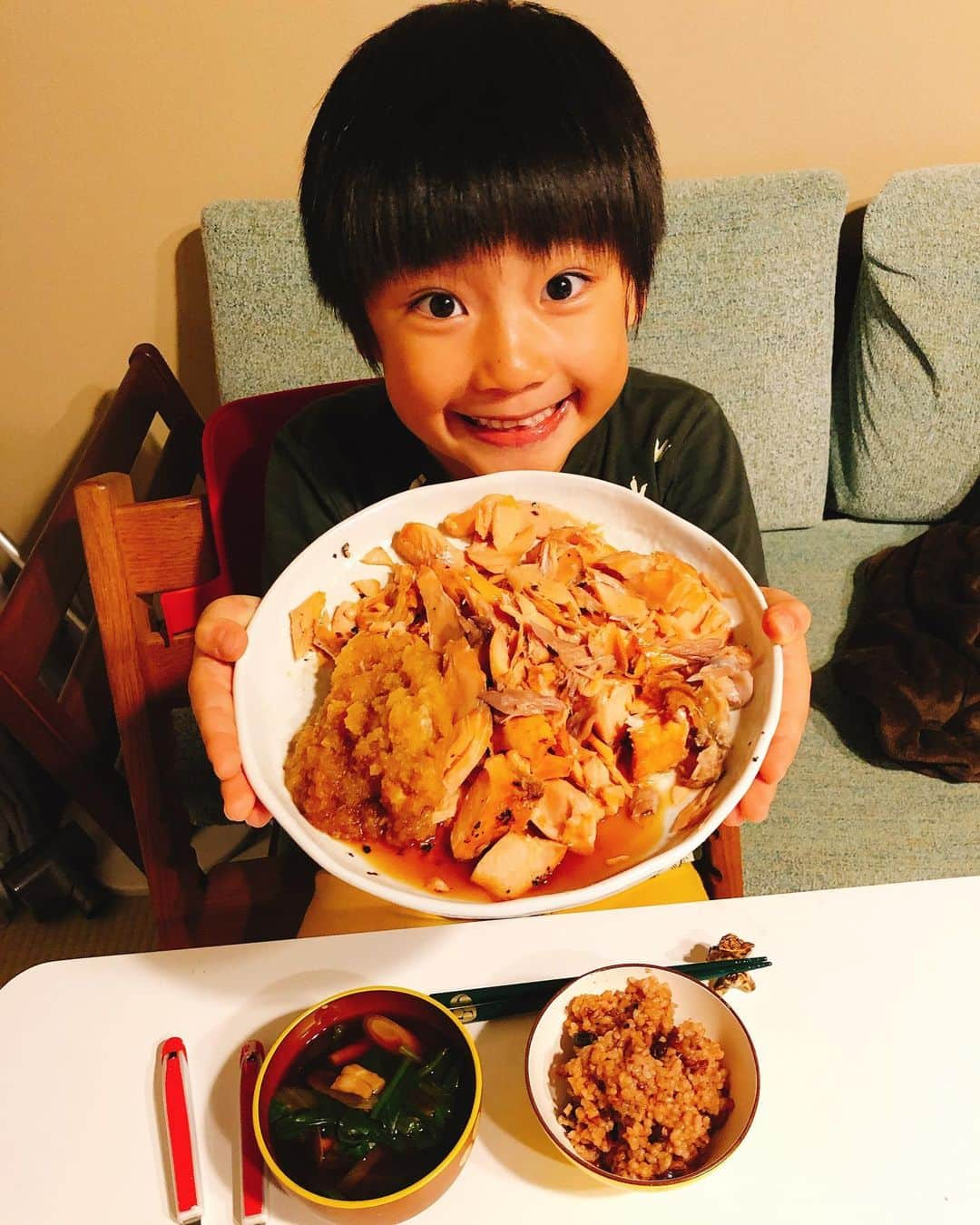 山田まりやさんのインスタグラム写真 - (山田まりやInstagram)「晩ご飯は必ずお手伝いしてくれるのが習慣になって嬉しい〜🤣✨助かるぅ❣️ ・ 野菜を洗って✨カットして✨ 炒めたり✨茹でたり✨和えたり✨ ・ そして何より嬉しいのが 食後にムネくんが洗ってくれて✨ ママが濯ぐの共同作業✨😆😆 ・ 来月で7歳になるムネくんですが まだぷくぷくした小っちゃいお手手で 色んなお手伝いをしてくれて 本当にありがとう〜😂🙏❤️✨✨✨ ・ ママは資格は色々持ってるけど お家では極力粗食が理想で シンプルな味付けで 極力シンプルな調理法で 簡単なものしか作れないのだけど😅 ・ @nadeshiko_healthy_life の炊飯器で #酵素玄米 の炊き方もマスターしたし😆✨ ・ 将来一人暮らししても 何とか大丈夫そうでホッ😆🙌✨ ・ #ムネくん  #山田まりや  @central_official_  #晩ご飯  #お手伝い  #ありがとう  #調味料は本物を  #❤️❤️❤️」11月21日 21時36分 - mariya.yamada