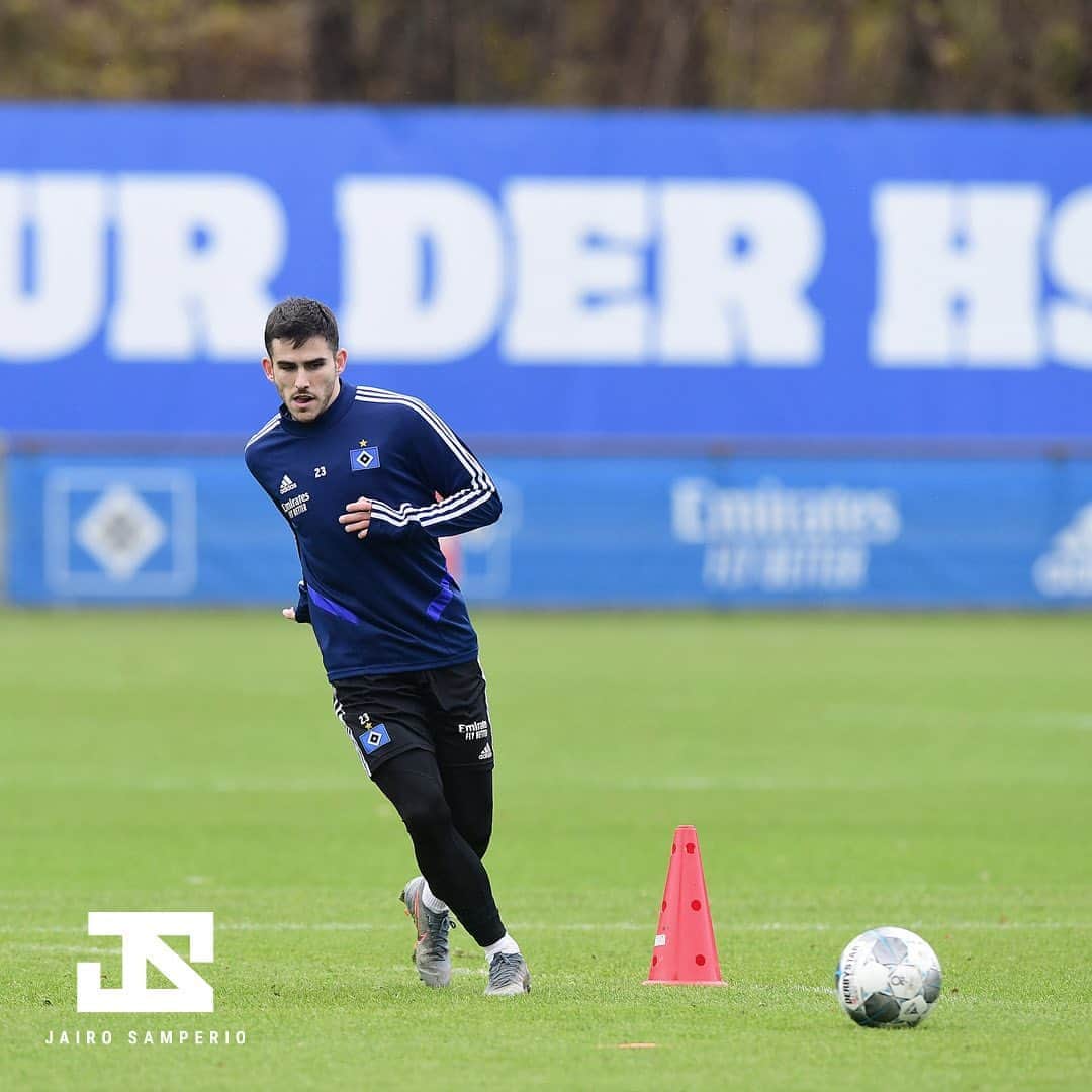 ハイロ・サンペリオのインスタグラム：「Dribbling obstacles will help you to reach the goal ⚽️👊🏻 @hsv • #BeXtreme #NurDerHSV • 📸 @witters_sportfotografie」