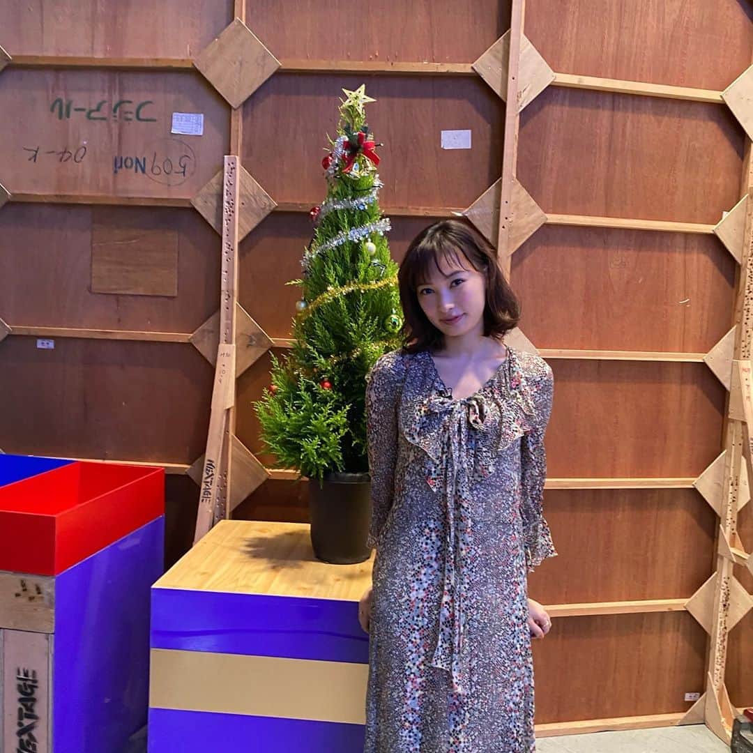 のインスタグラム：「もうこんな時期🎄 一年あっという間だ…！ 里帆ちゃんと裏で楽しくお話ししているところをマネジャーさんが📷」