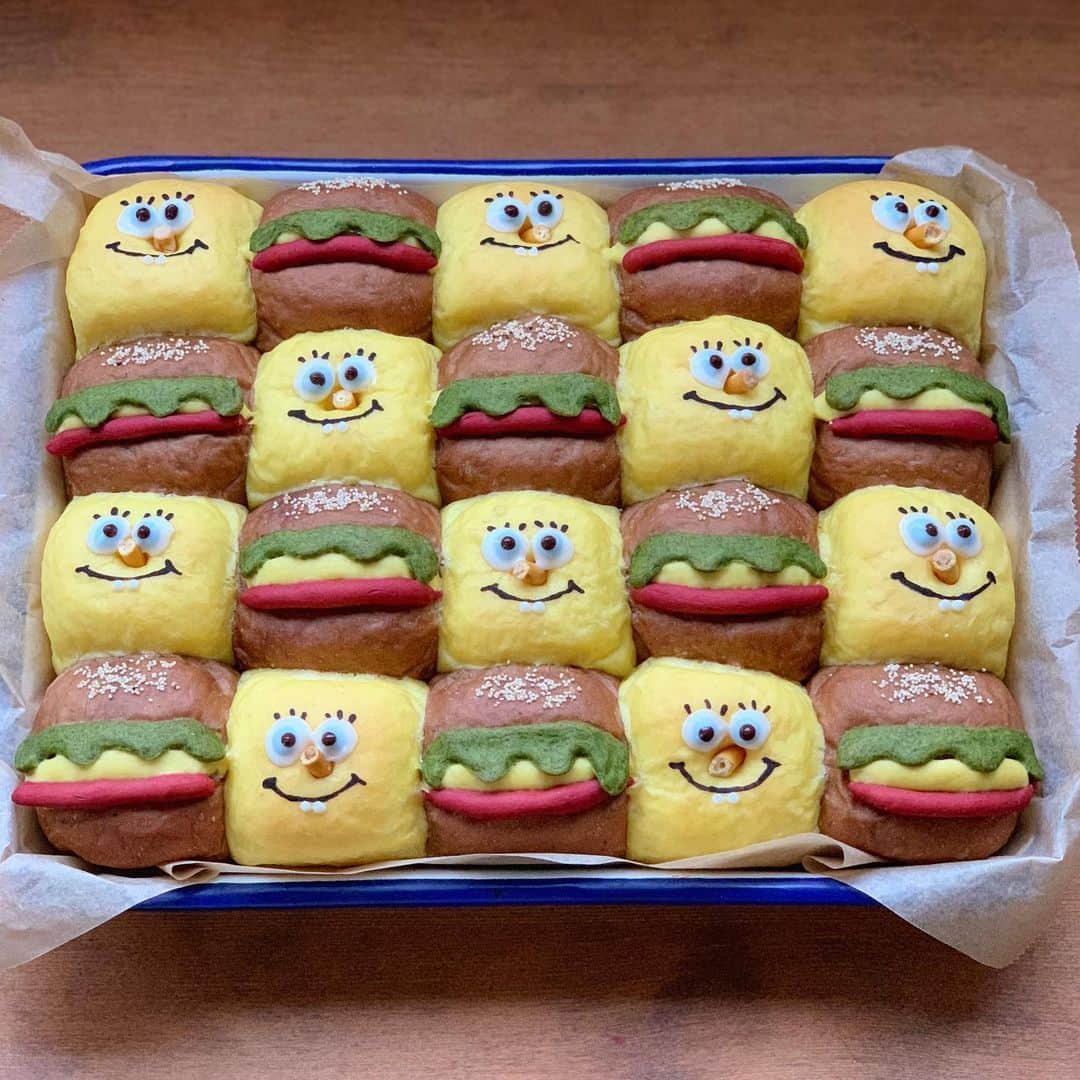 Ranさんのインスタグラム写真 - (RanInstagram)「. . . スポンジボブのちぎりパン。 ボブの中はチョコレート🍫 ハンバーガーの中はチーズ入り🧀 . . . #Spongebob . . . #bread #anime #spongebobs #spongebobsquarepants #spongebobmemes #kawaii #kawaiifood #artfood #breadart #artbread #baker #パン #ちぎりパン #手作りパン #スポンジボブ #チョコパン #チーズパン #菓子パン #キャラパン #キャラ弁 #キャラフード #ズボンは四角 #カーニバーガー #パン教室 #konel」11月21日 21時52分 - konel_bread