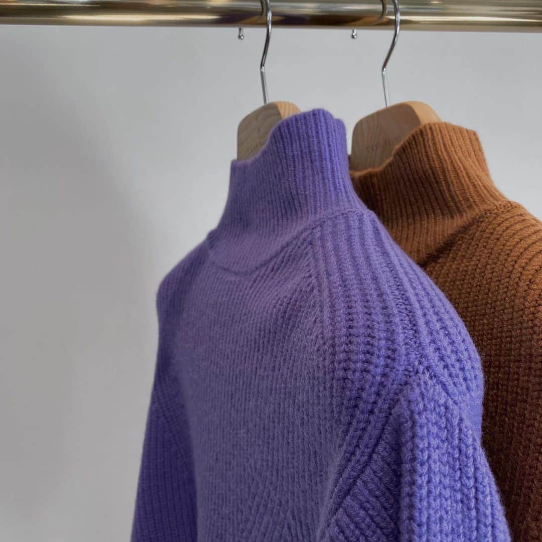 CASA FLINEさんのインスタグラム写真 - (CASA FLINEInstagram)「﻿ 膨らみのある上質なメリノウールを使用。 ﻿ 手首に向かって優しく広がるフレアスリーブは、流れるような女性らしいラインを描きます。﻿ ﻿ knit ¥23,000﻿ ﻿ ﻿ ﻿ ﻿ #casafline #sustainable #craftmanship #ethical  #sustainablefashion  #upcycle #reuse#sustainablemodefashion  #handmade #organic ﻿#casaflineforearth ﻿ ﻿ ﻿ ﻿ ﻿ ﻿ ﻿」11月21日 21時45分 - casa_fline