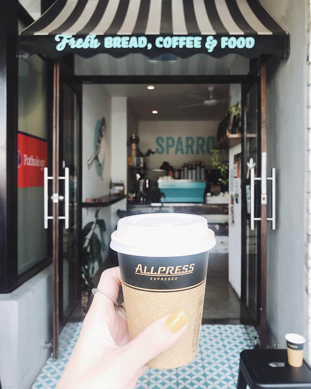 のインスタグラム：「SPARROW//バイロンベイ ㅤ ☑︎カフェラテ ㅤㅤ ☕️#SPARROWcoffee#スパロー 📍#byronbay#バイロンベイ  撮影する際は、他のお客様、カフェにご迷惑がかからないようご配慮をお願いします。 素敵なcafe timeを♡」