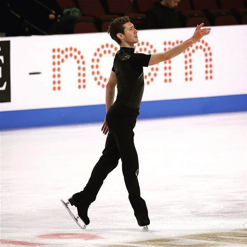 ジェイソン・ブラウンのインスタグラム：「#NHKTrophy Starts Tomorrow! ‬🖤✨ • ‪明日、NHK杯がはじまります！みなさんのために、スケートします！がんばります！😘💪‬ • NHK杯のあとで、僕はドナルドマクドナルドハウスに行きます！氷上に投げ込まれたヌイグルミは、札幌のハウスに寄付します。❤️‬ ‪@USFigureSkating @rmhc」