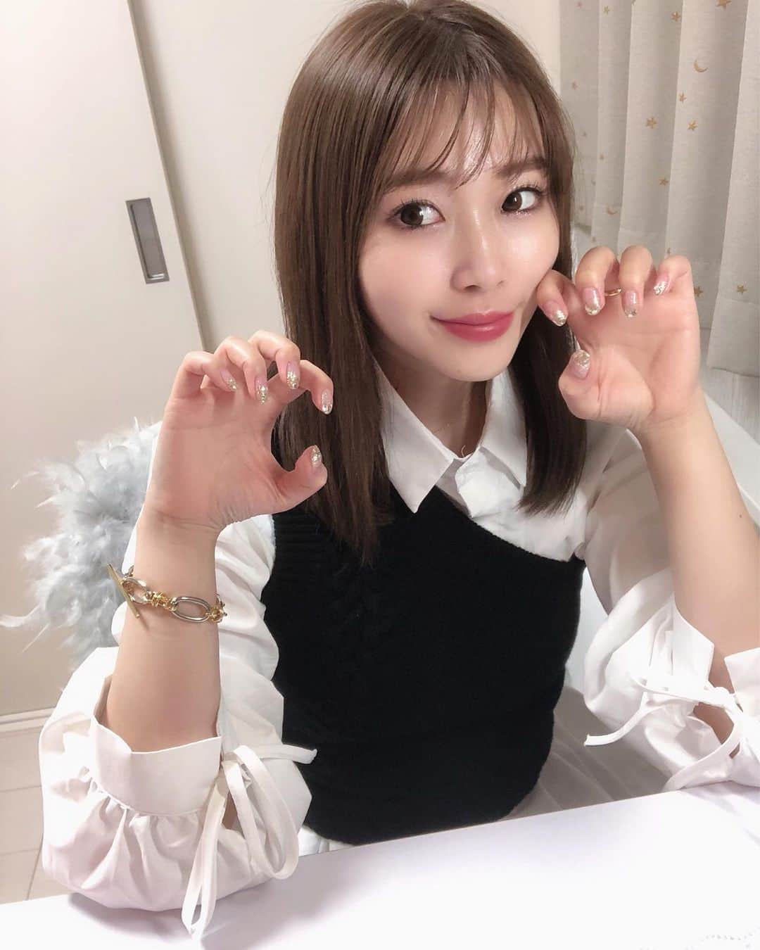 藤川沙弥のインスタグラム：「𓂃𓇢﻿ ﻿ 美容記事✍🏻まずnail変えました♥︎﻿ 新しいホロが入ったみたいで﻿ これ大きめのカットのキラキラも﻿ ランダムに入っててめっちゃかわいい⸝⸝⸝⸝⸝⸝﻿ 冬のニット×ホログラデ好きです🧶❄︎𓂅*﻿ @harupy_nail のホームサロンの予約は DMで予約できるよ💌﻿ ﻿ 月1で通ってる @keiseikai では﻿ マッサージピール+コラジェナイザーを!﻿💆🏻‍♀️ お肌が乾燥する季節になってきたので﻿ しっかり保湿してもらいました👏🏻﻿ マッサージピールは初めてハンドもしてもらって﻿ トーンアップ&モチモチになった🥺❤️﻿ 私のインスタ見たとお伝えして予約すると﻿ どのメニューも特典があるみたいなのでぜひ🤩﻿ ﻿ ﻿ カラコンはいつもの @onlinecontact で﻿ Ever color 1dayのアプリコットブラウンです👀﻿ ﻿ マツエクもお直しいったのでふさふさ♥︎﻿ 安定の @teenkarbel  上下付け放題でお願いしてます✨﻿ 本当に綺麗につけてくれる…😌 ﻿ 詳細は↓こちらです𓏗 ‧̮𓏗﻿ 上睫毛は目頭8㎜から目尻10㎜。﻿ 全てシングルエクステで﻿ 目尻は少しカールを落としてもらってて﻿ 下睫毛は自然な長さの6㎜でお願いしてます✍🏻﻿ ﻿ ﻿ ﻿ ﻿ ﻿ ﻿ ﻿」