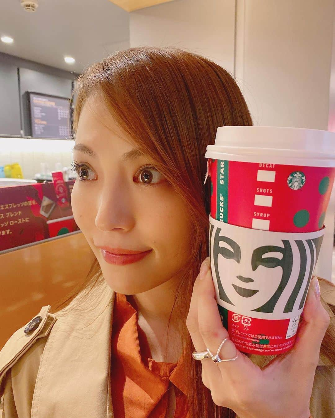 田野アサミさんのインスタグラム写真 - (田野アサミInstagram)「スタバ事情☕️. すてきな子に紹介されたものは﻿すぐ試す！！！﻿ スタバの期間限定のティー🍃﻿ 『ジョイフルメドレー』超絶美味しかった。﻿。。 ベリー系だけど、なんだか、、﻿アポ◯チョコみたい🍫な雰囲気の味♡めっちゃおいしい....😭❤️。 顔はスタバの人魚の🧜‍♀️顔真似してる雰囲気♡ 改めてじっくり見ると面白い顔してるね。笑 期間限定とかやめて定番化希望！﻿ #田野アサミ#asamitano﻿ #今日もお疲れ様#楽しい現場﻿ @han_meg_han #はんはんのオススメ #starbucks#希望 期間限定終わる前に皆にもぜひ飲んでほしい！」11月21日 21時50分 - tano_asami