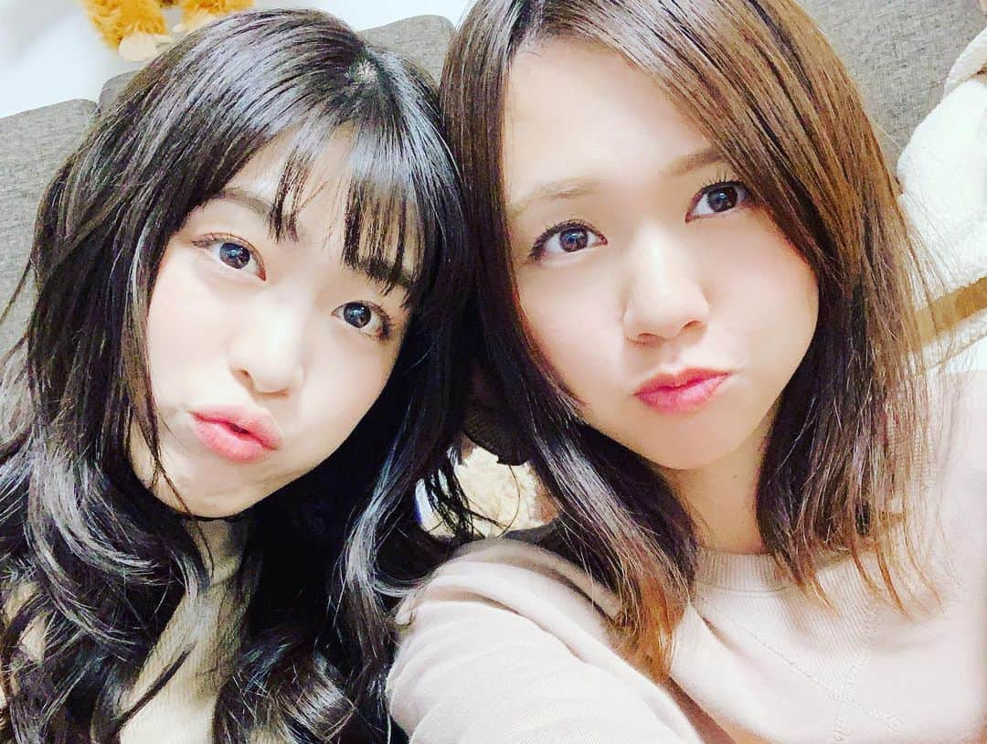 虎南有香さんのインスタグラム写真 - (虎南有香Instagram)「久々の愛ちゃんーーっっ😍♥️ やっぱり大大大好きな人👩‍❤️‍💋‍👩 愛ちゃんのお父さんお母さん、名前の通り愛の溢れる、優しくて素敵な娘さんですね。と握手を交わしたいほどです。 次は妹のゆいちゃんにも会いたいぜ❤️長谷川一家LOVEな私です。。。笑  今日もちび虎は愛ちゃんに遊んでもらってご満悦でした🙏❣️ 前は服を脱がせてたけど、今回はお化粧して貰ってました🤣❤️ありがと〜🤣❤️」11月21日 21時51分 - konanyuka