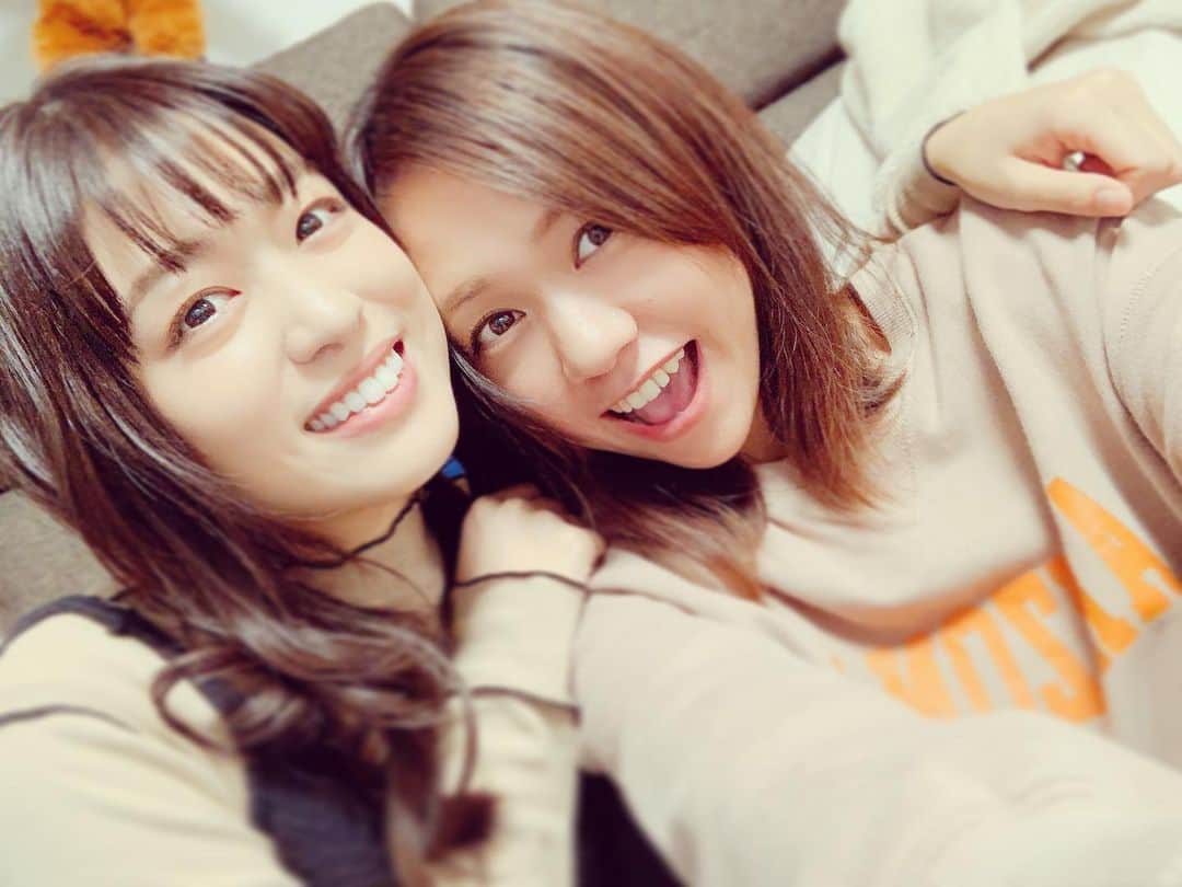 虎南有香のインスタグラム：「久々の愛ちゃんーーっっ😍♥️ やっぱり大大大好きな人👩‍❤️‍💋‍👩 愛ちゃんのお父さんお母さん、名前の通り愛の溢れる、優しくて素敵な娘さんですね。と握手を交わしたいほどです。 次は妹のゆいちゃんにも会いたいぜ❤️長谷川一家LOVEな私です。。。笑  今日もちび虎は愛ちゃんに遊んでもらってご満悦でした🙏❣️ 前は服を脱がせてたけど、今回はお化粧して貰ってました🤣❤️ありがと〜🤣❤️」