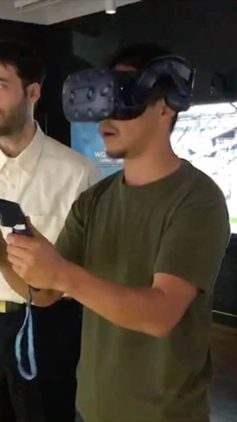 君島良夫のインスタグラム：「ハタケ(@hatake03)の紹介で、VRゴールキックを体験させてもらいました。珍プレー続出なので、是非見てください笑。プロキックコーチ、まさかの空振り？😂 こういうコンテンツを使ってキックコーチングができたらと思っていたけど、その未来はすぐそこにあるのかもしれない。EY JAPANの皆さん、ありがとうございました。 ハタケ誘ってくれてありがとう😄  #EYJapan #JEK」