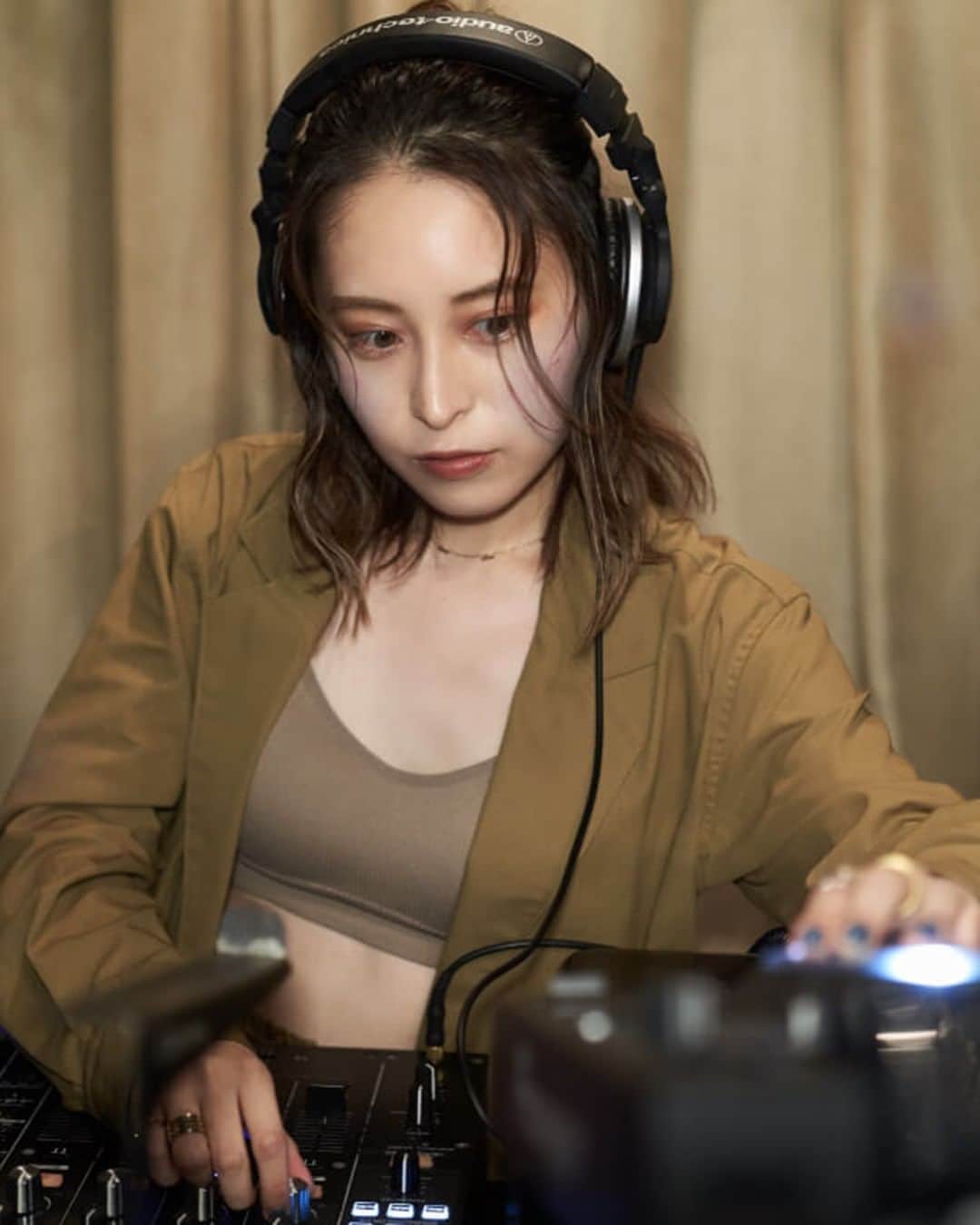 のインスタグラム：「変わるために必要な作業だった、西恵利香の“自分を愛する”こと  2014年にソロシンガーとしてデビューした西恵利香さん。着実に曲をリリースしていくも、なかなか自分の思う表現をすることができず苦悩していた時期もあったが、2017年の事務所移籍を契機に、あらたな道を歩み始めている。  このたびセカンドアルバム『Love Me』を完成させた。自分の内面に向き合い、内省的とも思える世界観を、心地よいトラックに乗せて歌う。シンガーという枠をこえ、アーティストとして一歩を踏み出した作品になっている。  詳しくはKODEにて公開中→プロフィールよりチェック！  #KODE#コード#music#ミュージック#西恵利香#nishierika#loveme1002」