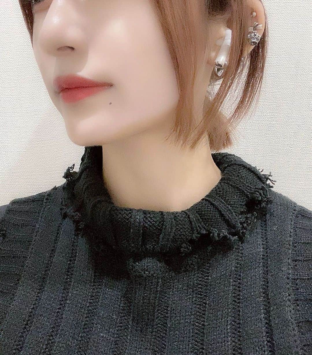 一ノ瀬りとのインスタグラム：「口元にほくろほしすぎてかいた🐈因みに、顔に一つもほくろないのに毎日左目の下にかいてるの🐈元々だと思われてるけど実はお化粧」