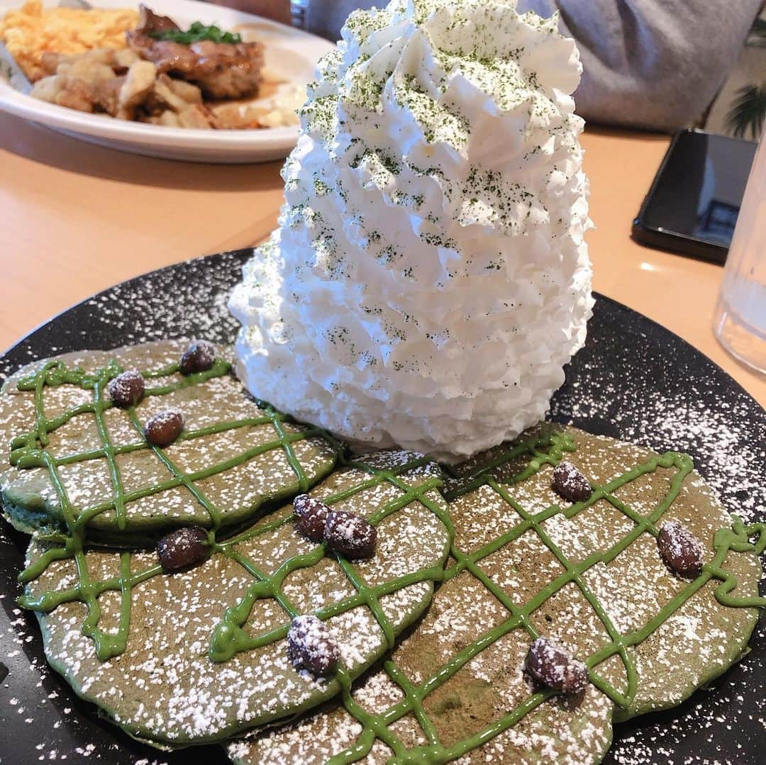 井上香織さんのインスタグラム写真 - (井上香織Instagram)「2019.11.21🏝🥞 ・ 久しぶりの @eggsnthings_jp  エッグスンシングス😍 ・ ここの生クリームってたっぷりだけど軽くてめちゃくちゃ食べやすい😆 ・ ランチはほぼ🥞で終了。 大満足✨✨ ・ #写真お願いしていないのに撮ってくれた #優しい店員さん #エッグスンシングス #パンケーキ #照り焼きチキン #家族時間」11月21日 21時53分 - kaorin888