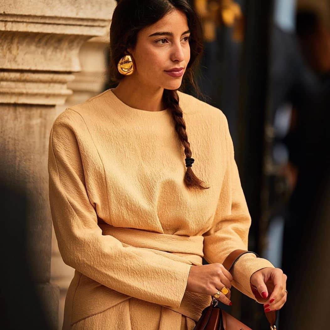 Monica Sordoのインスタグラム：「Add a big drop of gold to any look with our Cubagua Earrings as seen on @bettinalooney ✨ #MonicaSordo #MochimaCollection」