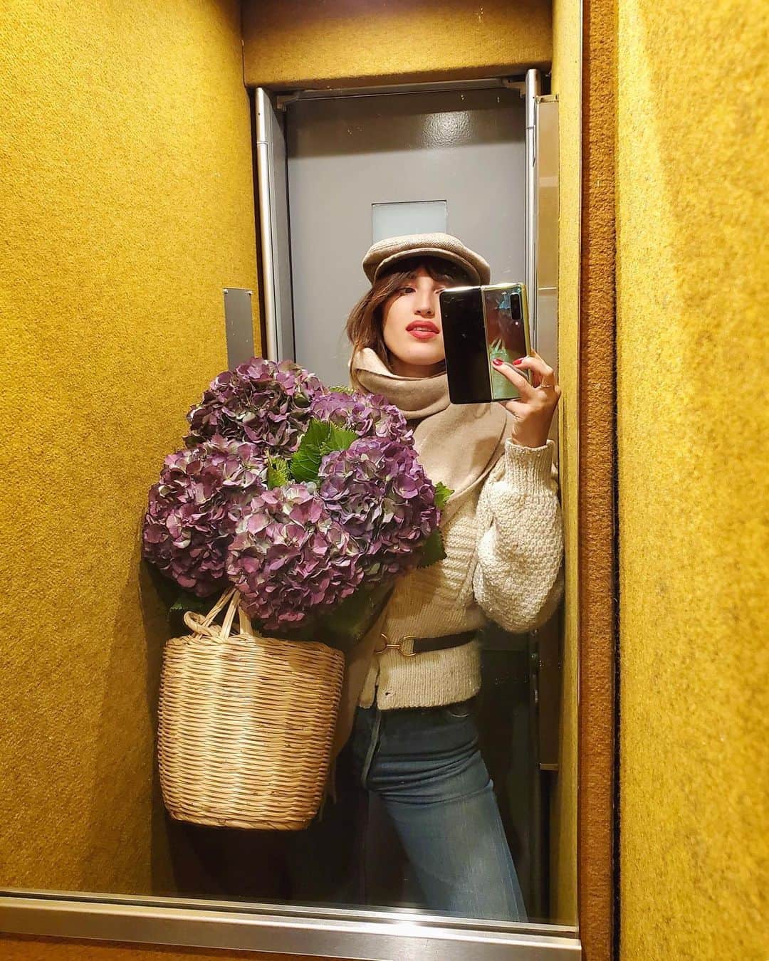 Jeanneのインスタグラム：「New day, new flowers and new #galaxyfold  @samsungfrance #withgalaxy  #promotion」