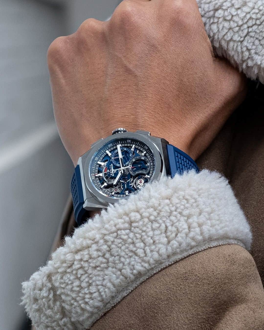ゼニスのインスタグラム：「#Defy21: The perfect match for the season: DEFY 21 in Titanium with a blue movement and rubber strap.  #Zenith #ZenithWatches #Watches #Blue #Watch #Watchesofinstagram #Watchfam #WatchoftheDay #Luxury #WatchAddict #Watchcollector #Horology #DailyWatch #ElPrimero #Chronograph」