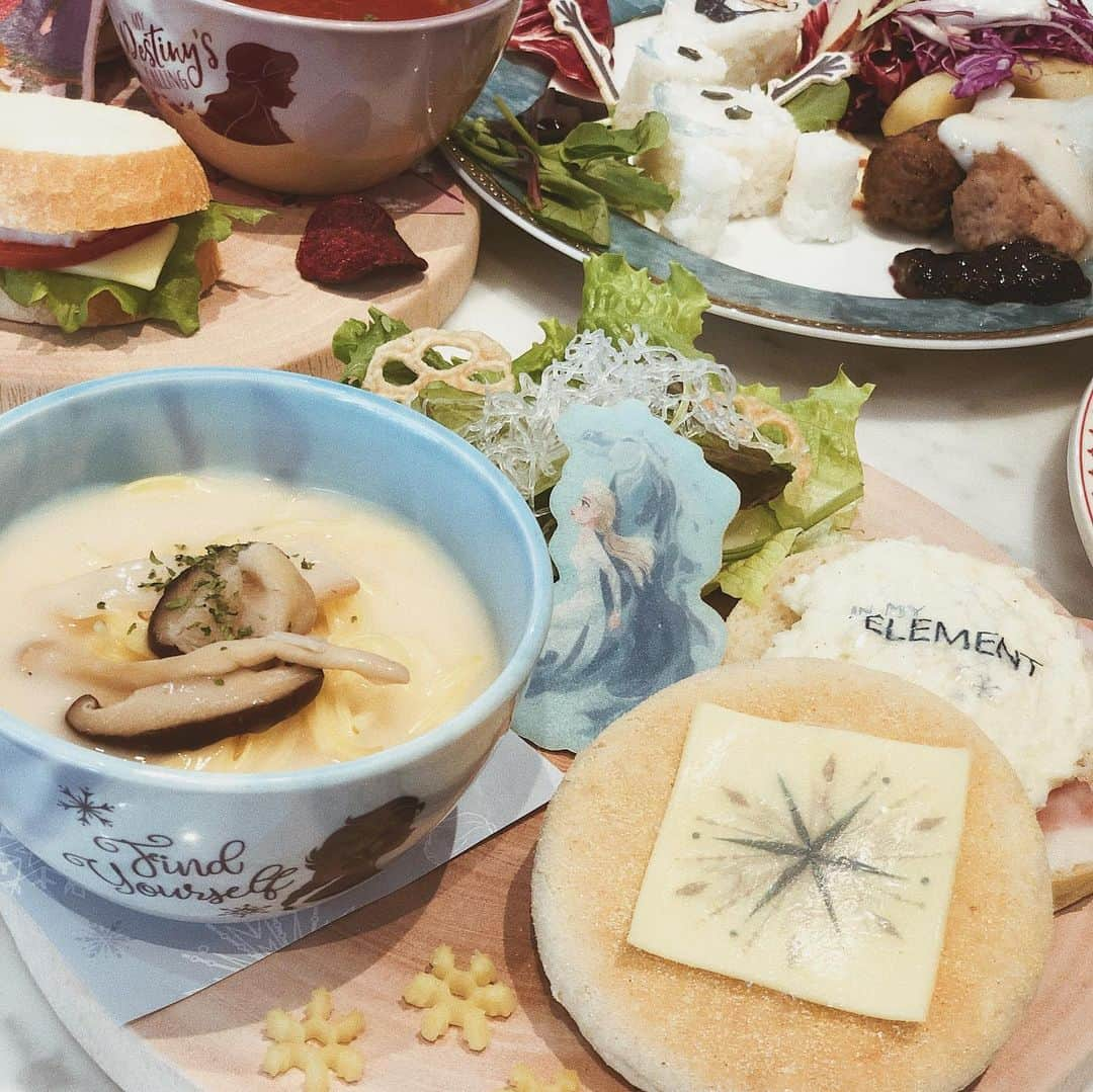 MiracleVellMagicさんのインスタグラム写真 - (MiracleVellMagicInstagram)「『アナと雪の女王2』OH MY CAFEへ☃️🍂ご飯もグッズも店内も、隅々までたっぷりとアナ雪の世界。目に美味しい時間でした🥴 明日公開だね。早速観に行っちゃうわよ。❄️ . #ohmycafe #frozen2 #frozenfanfest #アナと雪の女王2 #オーマイカフェ」11月21日 22時02分 - miraclevellmagic