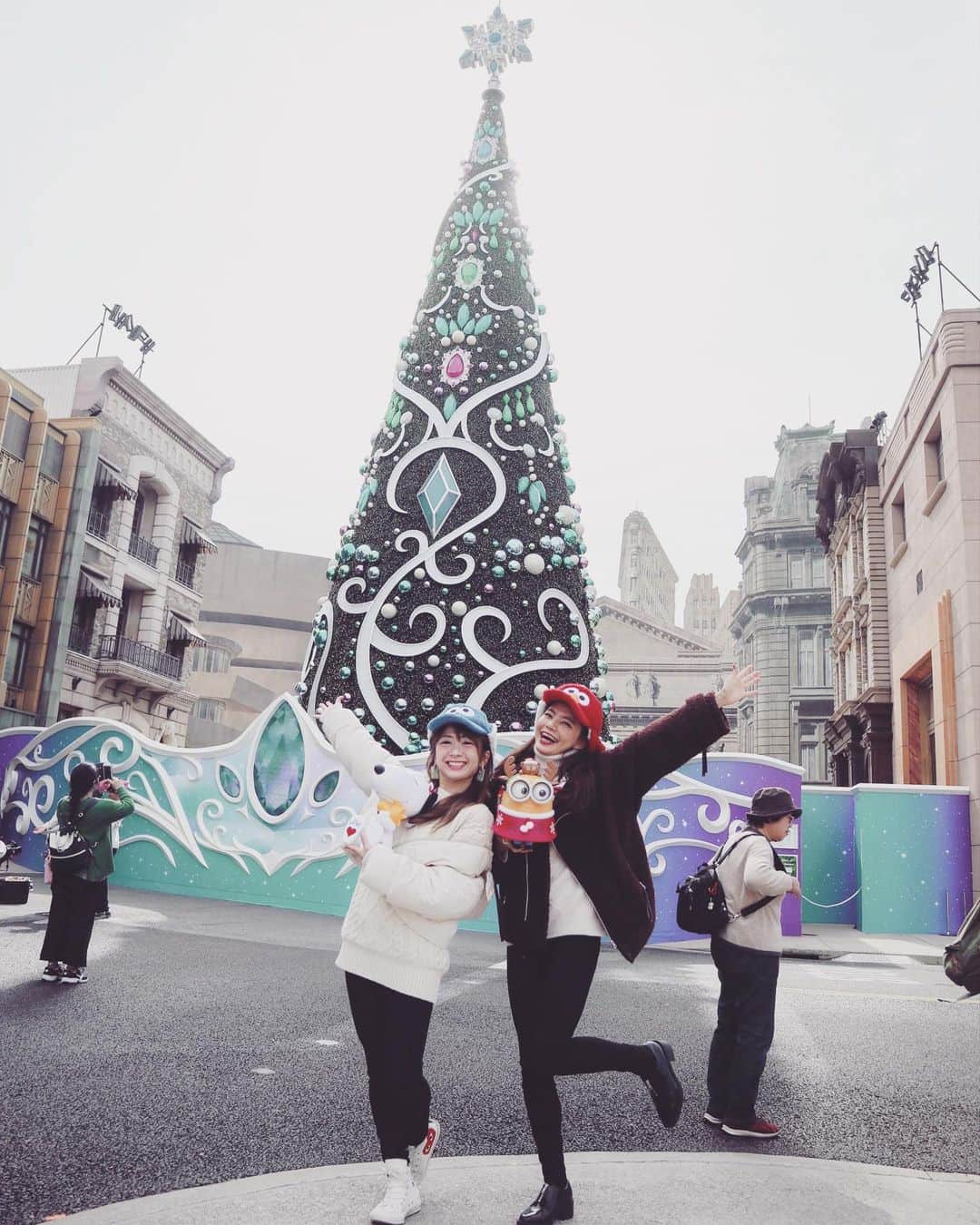 畑有里紗さんのインスタグラム写真 - (畑有里紗Instagram)「毎年行くクリスマスユニバに 今年はサノエリさん(@domo_eri_desu )と遊びに来た〜〜🎄✨ . 一緒にユニバ3回目やけど クリスマス時期に一緒に来るのは初めて❄️❤️ 今年から新しくなった ユニバーサル・クリスタル・クリスマス さっそく体験できて嬉しかった💕 キラキラしていてどこもムービージェニックで 2人でたくさんはしゃぎました(*^^*) 楽しかった〜〜🥰🥰 たくさん写真ムービー撮ったので これからいろいろ載せていきます♪ . @universal_studios_japan #ユニバ#大阪#USJ#PR#ミニオン#ユニバーサルクリスタルクリスマス#ユニバ好き#クリスマスユニバ#関西旅行#クリスタルクリスマス」11月21日 22時02分 - arii_m36