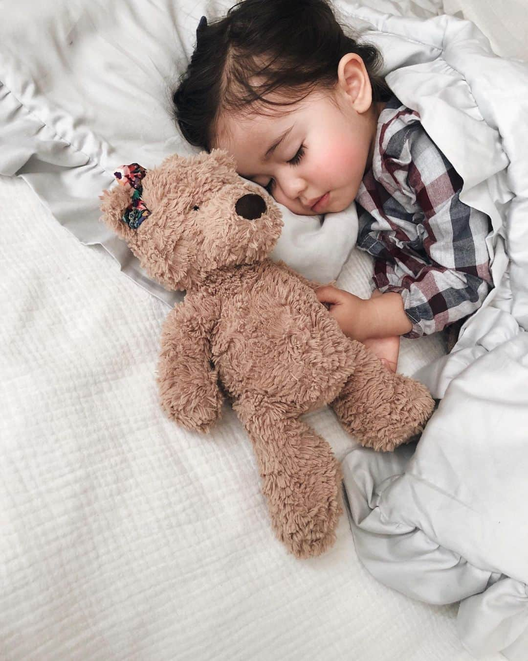 大橋菜央さんのインスタグラム写真 - (大橋菜央Instagram)「Peaceful nap time with her friend🧸 . . . 週末のお昼寝😴♡ 昼寝好きの私にとっても至福の時間🙌 . お部屋をトータルコーディネートしたくなる可愛さの @cunaselect cotton & sweetsの新アイテム ウォッシャブル フリル掛布団・枕セットがこれまた可愛くて😻❣️ 色は悩みに悩んで今のインテリアに合うライトグレーにしました🤍 . 髪が多いからか汗っかきのMia🥵 寝返りが多くなってからちょうどいい枕が見つかっていなかったのですが この枕は薄くて大きいので多少激しく寝返りしようともカバーしてくれるので助かりましたー🙆‍♀️✨ . . . #ベビー布団 #ベビー枕  #cunaselect #cunaselectlife #クーナセレクト #クーナセレクトライフ #cottonandsweets  #こどものいる暮らし#1歳9ヶ月 #生後21ヶ月 #たれ眉 #たれ目 #miababyliving」11月21日 22時06分 - naoliving