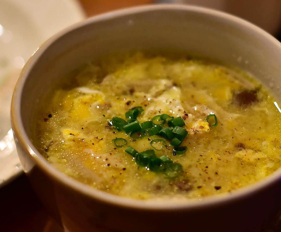 セーラさんのインスタグラム写真 - (セーラInstagram)「* 2019/11/21 * + . . たっぷりの唐揚げで夜ごはん🍚。 . . 昨日から味付けして漬け込み片栗粉つけて揚げました😊 . . スープは #赤鶏 の手羽先でスープを取った残りに手羽を骨からほぐして #ブラウンえのき を入れた卵スープにしました。 . . 後はベビーリーフにブロッコリー、大根、トマト、カラーピーマンなどを混ぜたサラダ🥗 . . 友達が「お肌にはきくらげ！きくらげがいいよ。」って言ってたので早速😆 。 #生きくらげ ときゅうりの酢の物👍。 #ごちそうさまでした 。 . . コラーゲンたっぷりの夜ごはん。 明日はお肌………( *¯ ꒳¯*)♡。 ・ ・ ・ #夜ごはん #唐揚げ #から揚げ #夕飯 #dinner #お櫃ごはん #司製樽 #おうちごはん」11月21日 22時07分 - se_ra0227