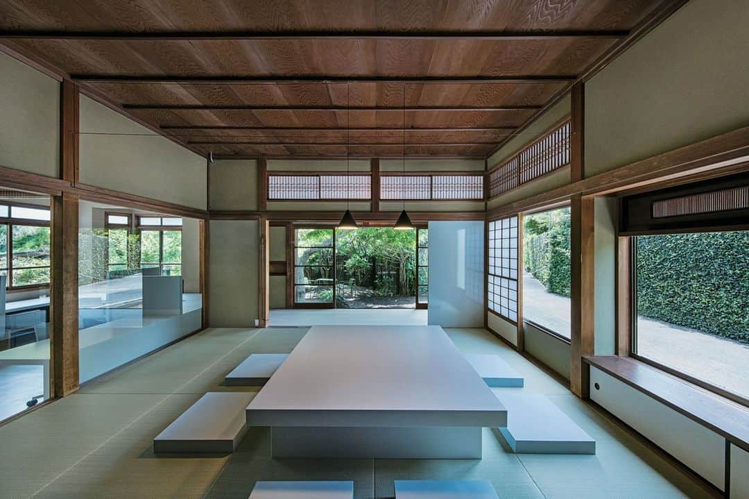 のインスタグラム：「What is your ideal work environment?  Jo Nagasaka/Schemata Architects has converted Japanese traditional house into a collective office & residence. -from the latest issue of our magazine “New Work Places” ・ 【#ワークプレイス考察】最新号の第2特集「働くマインドが変わるワークプレイス考察」でご紹介した、鎌倉の緑豊かな住宅街に立つコレクティブオフィス#北条SANCI 。築80年以上の古民家をスキーマ建築計画がリノベーション。 ・ シェアオフィスでも、コワーキングスペースでもない、“コレクティブオフィス”とは？ 働き方を考える日本最大級のイベント「Tokyo Work Design Week」の代表を務め、北条SANCIのプロデューサーでもある横石崇さんにお話を聞きました。 続きは本誌でぜひ📖 ・ photo : Kenta Hasegawa ・ #elledecor #エルデコ #elledecorjapan  #建築 #デザイン #住まい #homedecor #designlover #homes #instahome #インテリア #おしゃれな家 #家具 #livingroom #livingroomdecor #おしゃれインテリア #建築好き #デザイン好き #architecture #interiordesign #interior」