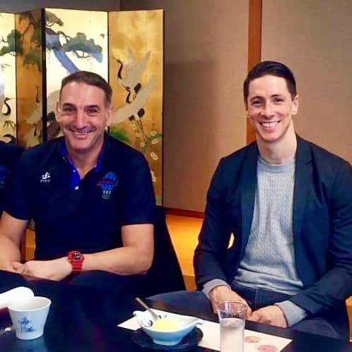 フェルナンド・トーレスのインスタグラム：「Comiendo sushi en Japón con un español Campeón del mundo / Eating Sushi in Japan with a Spanish World Champion 🏀 @lguiltorres」