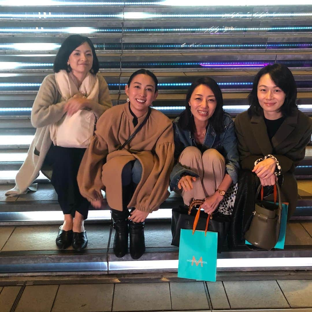 大湯みほさんのインスタグラム写真 - (大湯みほInstagram)「……… お前ら〜親友だろぉの会！笑〜😂 ・ このメンバー全員が、こうやって集まるの、久しぶりすぎて✨楽しくてついつい🍸飲んでしまった、何でもおかしな年頃のような…夜でした✨🌠 ・ 彼女たちとは、かれこれ15年らいのお付き合い😊ママになったり、女優として今でもバリバリだったり、海外生活していたり…ぬか漬け専門家になってたりとw様々な人生ですが✨ ・ こ〜やって年に数回、この仲間で集まれる事が、幸せだなぁ🌷って思う＾＾ ・ よくわかりませんが、渋谷のこの階段が気にいったよう〜で😂ずっと青春時代かのように座って語り合っていました✨ ・ いくつになっても…年を忘れてこういう時間って、大切ですよね🌼 ・ また、セイコがDubaiから戻ってきたら✈️みんなで集まろうね！ ・ #親友とすぐ言いたがるセイコ #😂 #いつまでも #変わらずに #会える人 #池田香織  #ゆみこ #篠原ゆき子 #セイコ #コマキ #大湯みほ #サンモリッツ #永遠に不滅です  #memory #specialnight #friend #smile #weare #saintmoritz #love #seeyousoon」11月21日 22時21分 - nukazukemiho0320