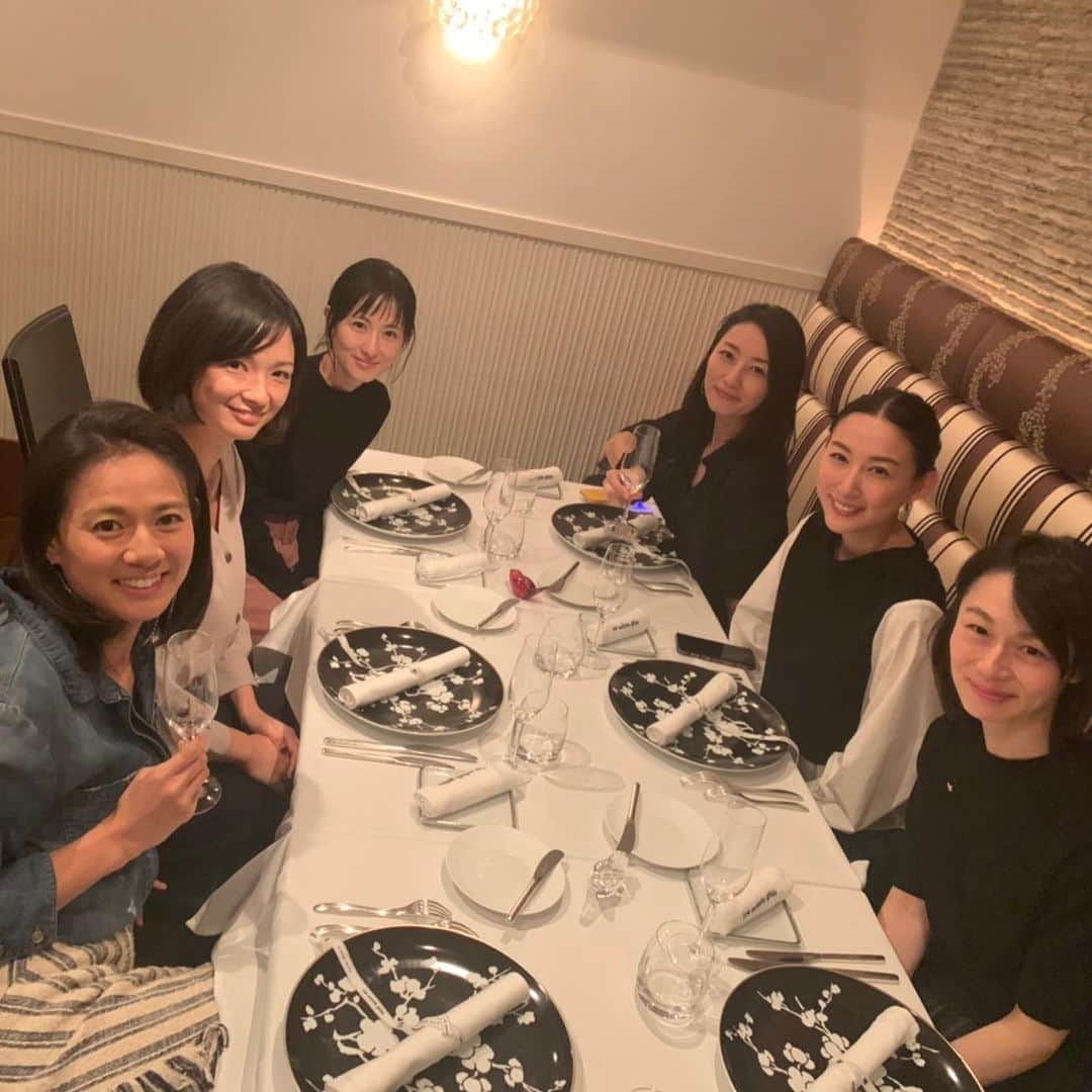 大湯みほさんのインスタグラム写真 - (大湯みほInstagram)「……… お前ら〜親友だろぉの会！笑〜😂 ・ このメンバー全員が、こうやって集まるの、久しぶりすぎて✨楽しくてついつい🍸飲んでしまった、何でもおかしな年頃のような…夜でした✨🌠 ・ 彼女たちとは、かれこれ15年らいのお付き合い😊ママになったり、女優として今でもバリバリだったり、海外生活していたり…ぬか漬け専門家になってたりとw様々な人生ですが✨ ・ こ〜やって年に数回、この仲間で集まれる事が、幸せだなぁ🌷って思う＾＾ ・ よくわかりませんが、渋谷のこの階段が気にいったよう〜で😂ずっと青春時代かのように座って語り合っていました✨ ・ いくつになっても…年を忘れてこういう時間って、大切ですよね🌼 ・ また、セイコがDubaiから戻ってきたら✈️みんなで集まろうね！ ・ #親友とすぐ言いたがるセイコ #😂 #いつまでも #変わらずに #会える人 #池田香織  #ゆみこ #篠原ゆき子 #セイコ #コマキ #大湯みほ #サンモリッツ #永遠に不滅です  #memory #specialnight #friend #smile #weare #saintmoritz #love #seeyousoon」11月21日 22時21分 - nukazukemiho0320