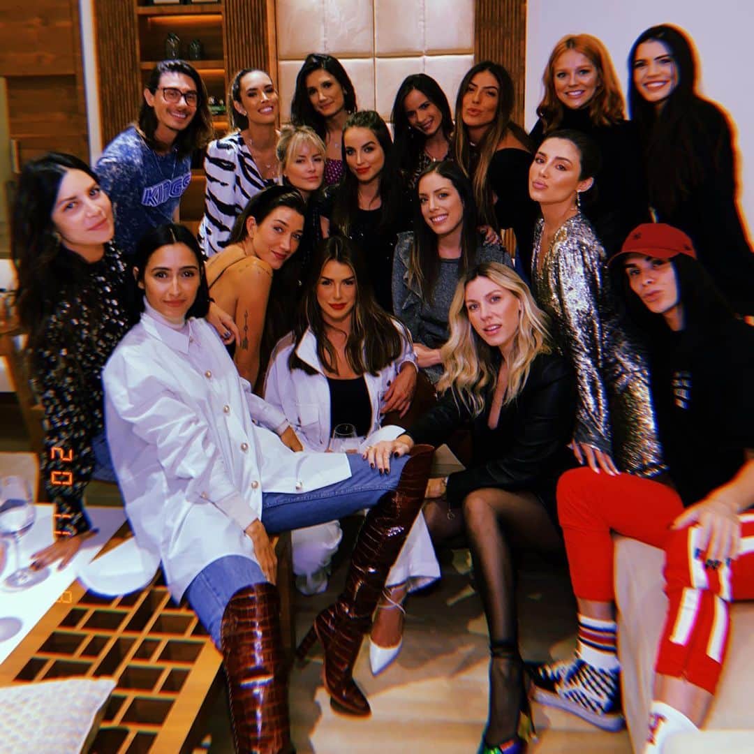 Bruna Unzuetaのインスタグラム：「Tudo junto e misturado 🥰 turma boa pra comemorar o niver da musa @mariana ❤️ #marianafaz24」