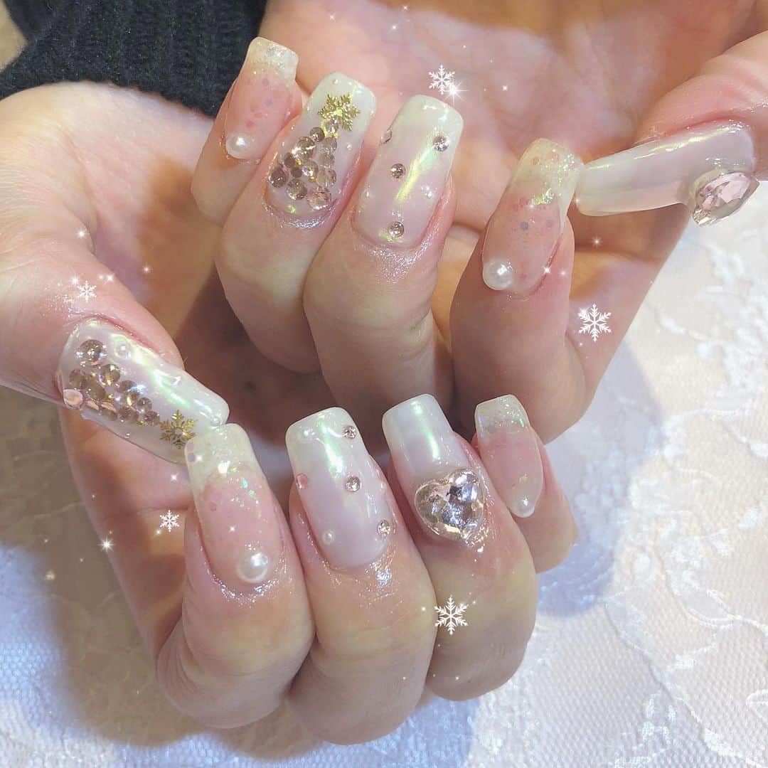 川崎ひかるのインスタグラム：「#newnail 💅♡ . . #クリスマスネイル にしちゃった🎄❄️💕 . .  #newnail #nail #naildesign #nailart #ネイル #ネイルデザイン #ジェルネイル #ジェルネイルデザイン #ラメネイル #オーロラネイル #冬ネイル #冬ネイル2019」