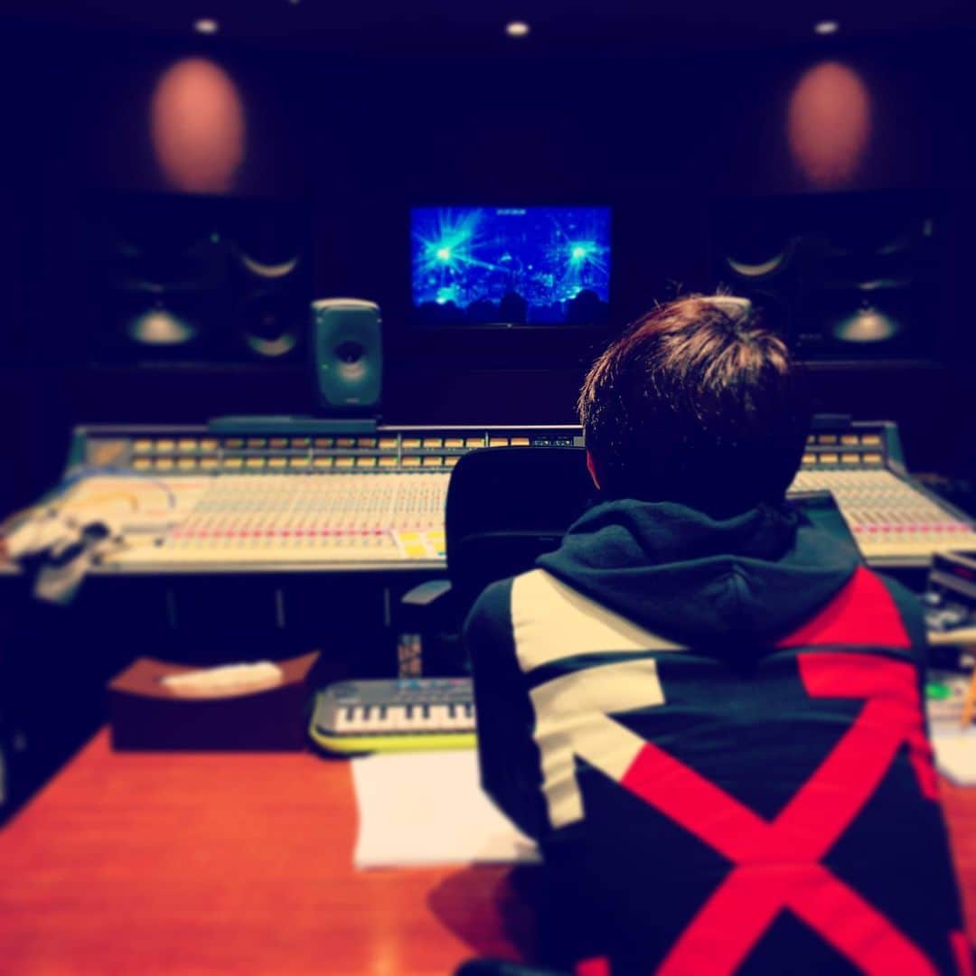 tetsuyaのインスタグラム：「本日はスタジオ作業！」